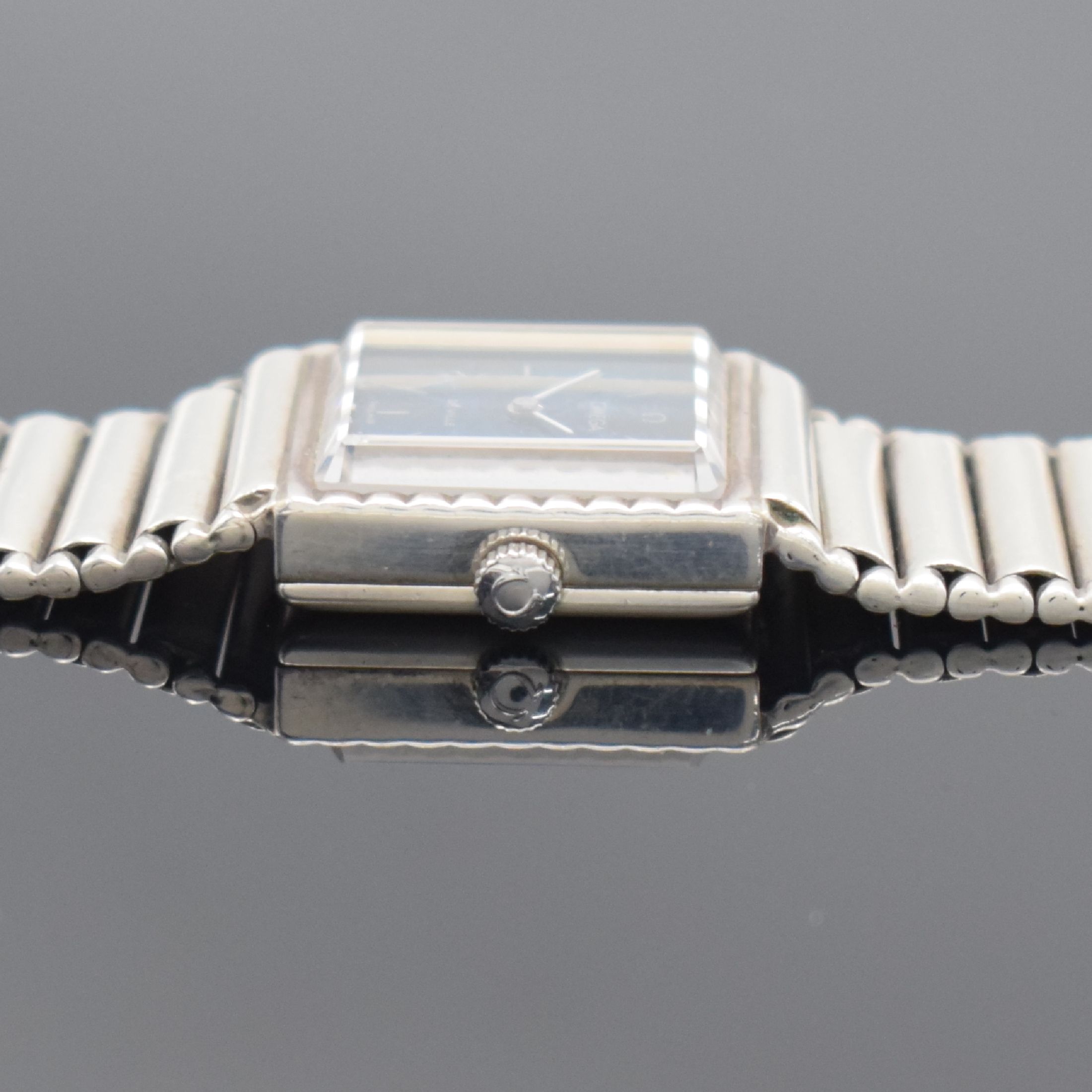 Detail e: OMEGA De Ville Armbanduhr in 925er Silber, Schweiz um 1975, Handaufzug, Geh. an orig. Silberband, Boden aufgedr., blaues 2-farbiges Zifferbl. riss., ...