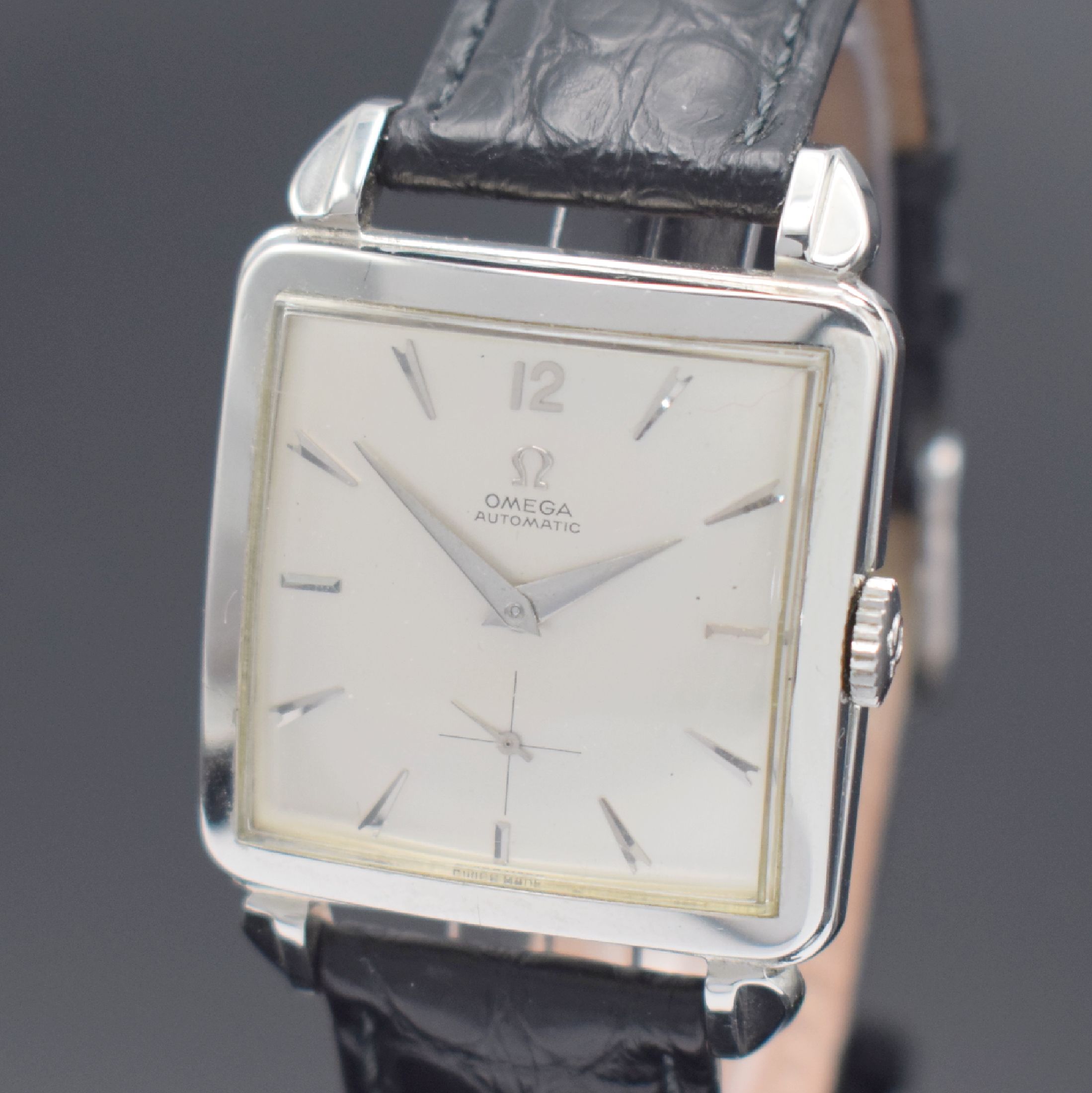 Detail a: OMEGA Herrenarmbanduhr in Stahl Referenz 3903-5, Schweiz um 1950, Automatik, Boden aufgedr., tropfenförmige Anstöße, silb. Zifferbl. m. silb. ...