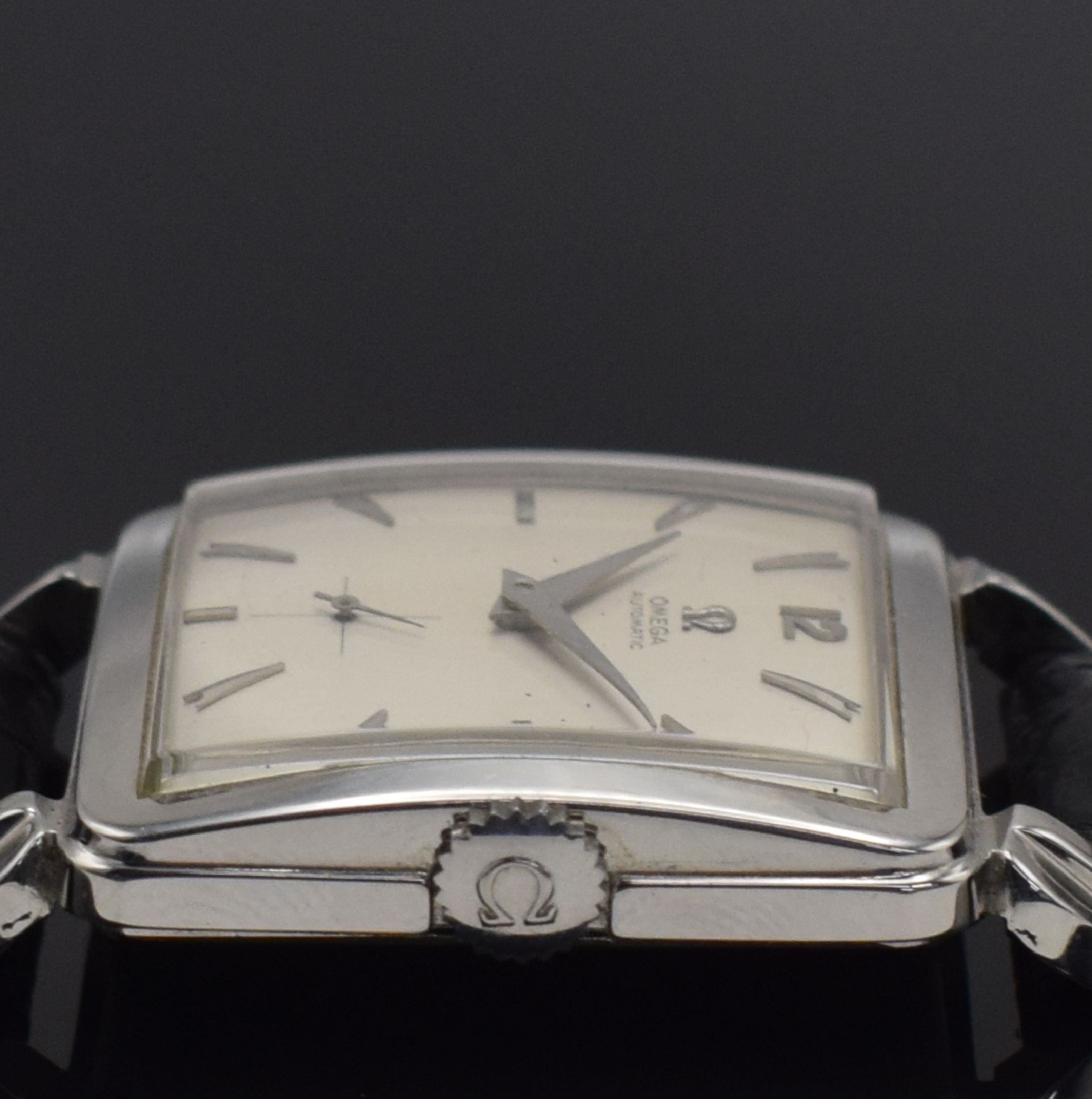 Detail b: OMEGA Herrenarmbanduhr in Stahl Referenz 3903-5, Schweiz um 1950, Automatik, Boden aufgedr., tropfenförmige Anstöße, silb. Zifferbl. m. silb. ...