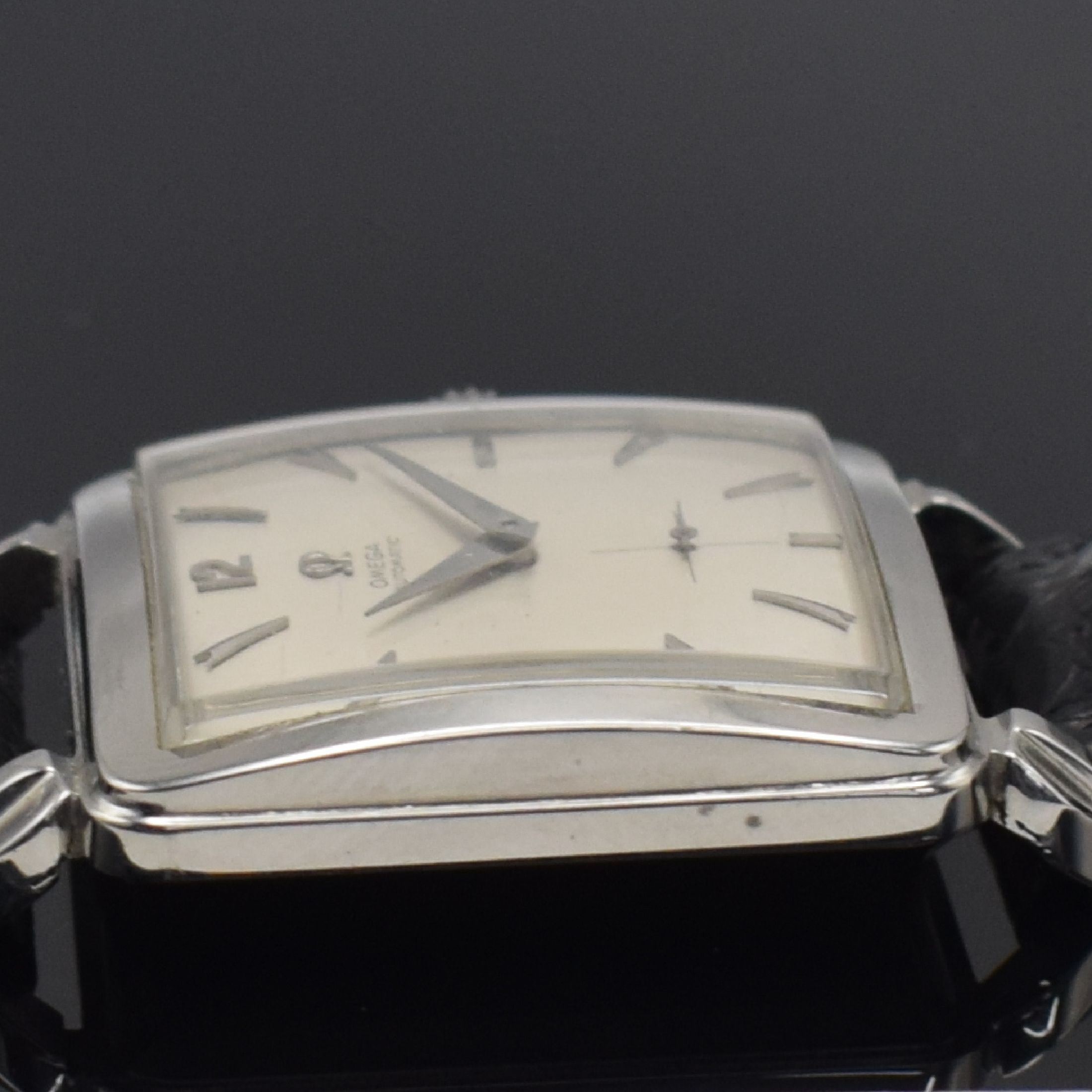 Detail c: OMEGA Herrenarmbanduhr in Stahl Referenz 3903-5, Schweiz um 1950, Automatik, Boden aufgedr., tropfenförmige Anstöße, silb. Zifferbl. m. silb. ...