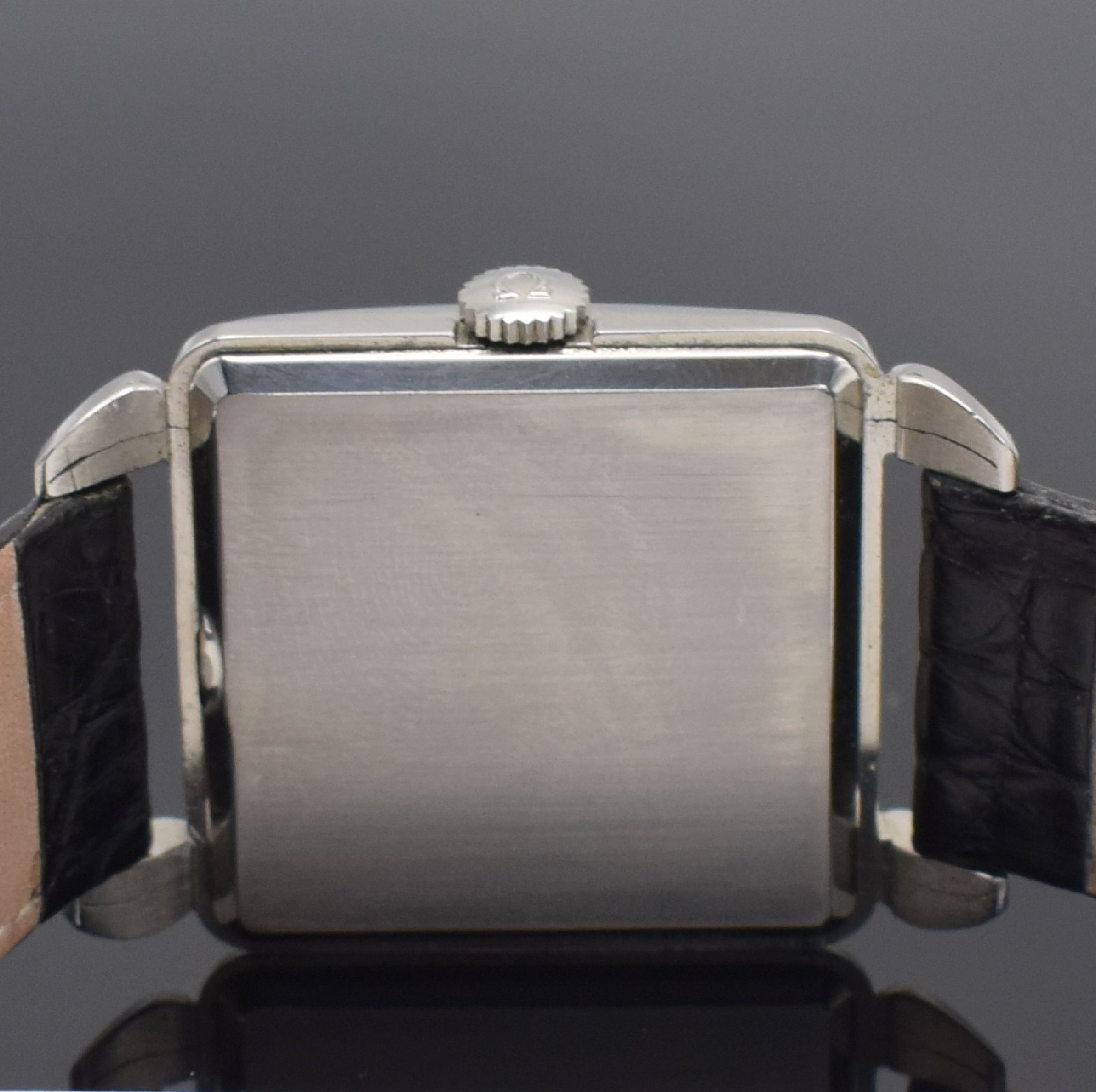Detail d: OMEGA Herrenarmbanduhr in Stahl Referenz 3903-5, Schweiz um 1950, Automatik, Boden aufgedr., tropfenförmige Anstöße, silb. Zifferbl. m. silb. ...