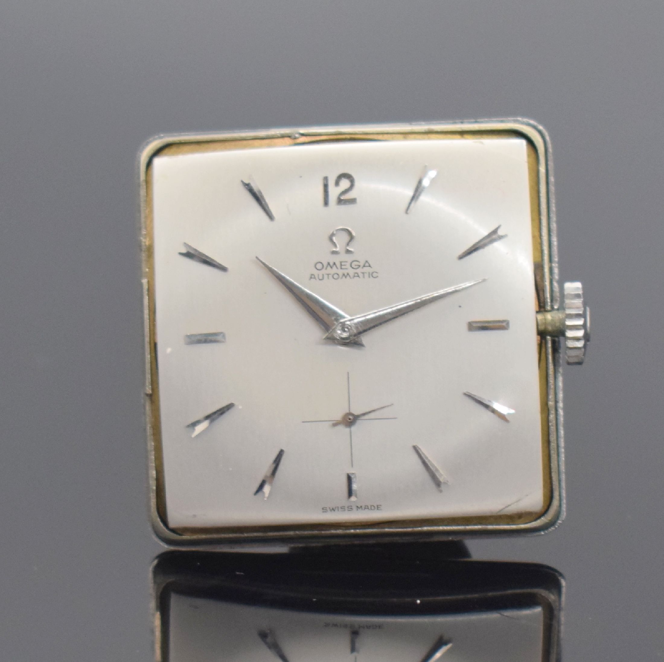 Detail e: OMEGA Herrenarmbanduhr in Stahl Referenz 3903-5, Schweiz um 1950, Automatik, Boden aufgedr., tropfenförmige Anstöße, silb. Zifferbl. m. silb. ...