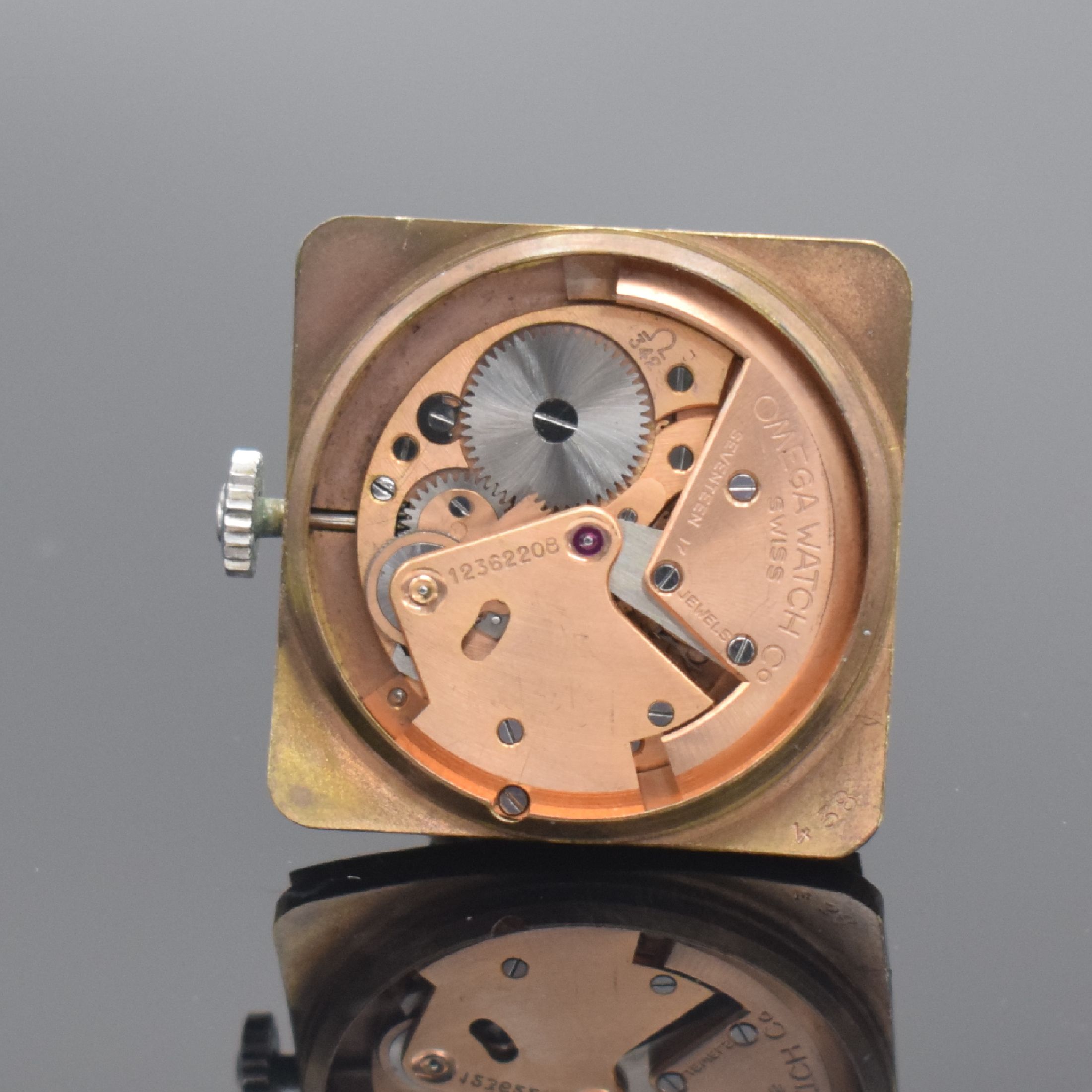 Detail f: OMEGA Herrenarmbanduhr in Stahl Referenz 3903-5, Schweiz um 1950, Automatik, Boden aufgedr., tropfenförmige Anstöße, silb. Zifferbl. m. silb. ...