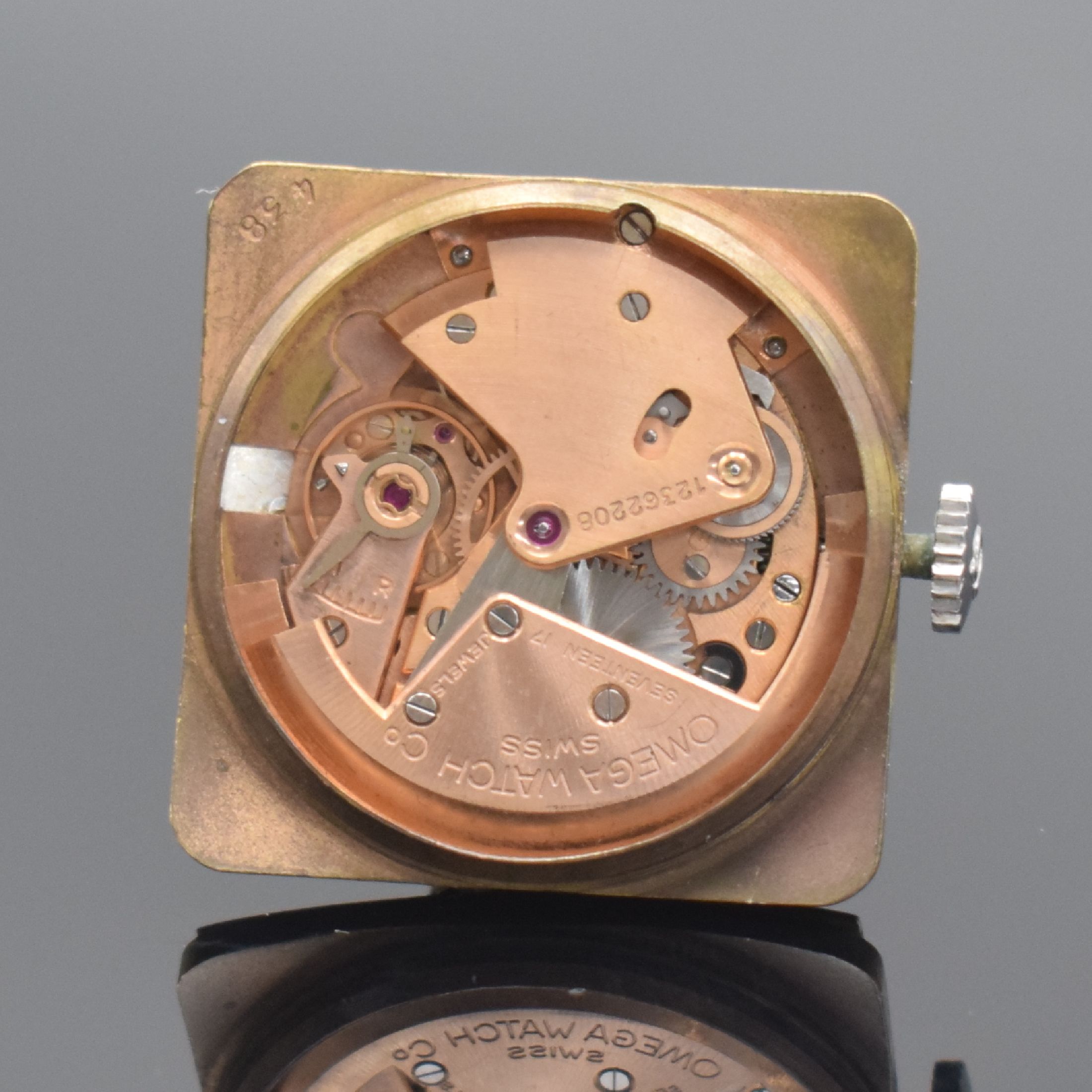Detail g: OMEGA Herrenarmbanduhr in Stahl Referenz 3903-5, Schweiz um 1950, Automatik, Boden aufgedr., tropfenförmige Anstöße, silb. Zifferbl. m. silb. ...