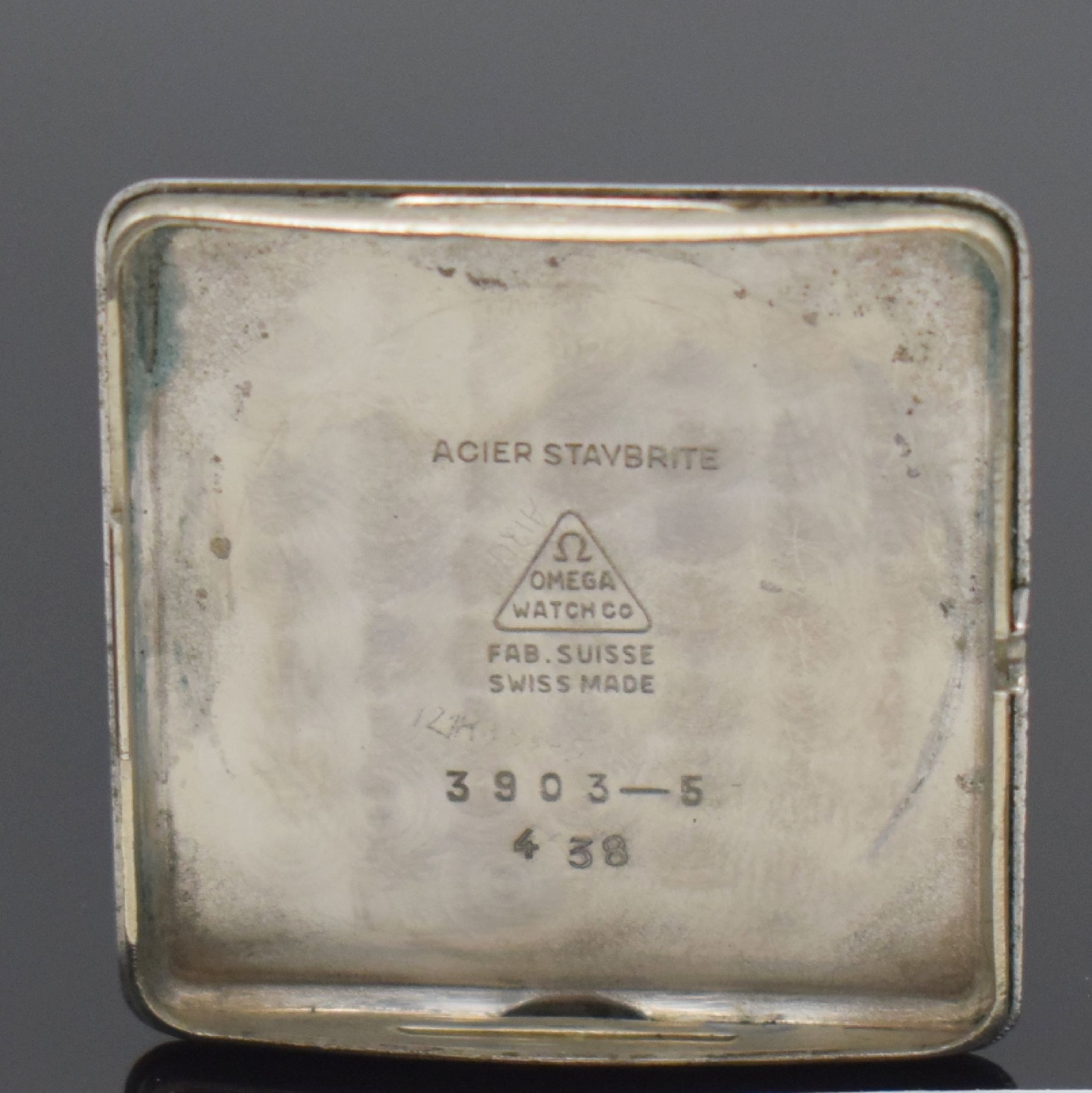 Detail h: OMEGA Herrenarmbanduhr in Stahl Referenz 3903-5, Schweiz um 1950, Automatik, Boden aufgedr., tropfenförmige Anstöße, silb. Zifferbl. m. silb. ...