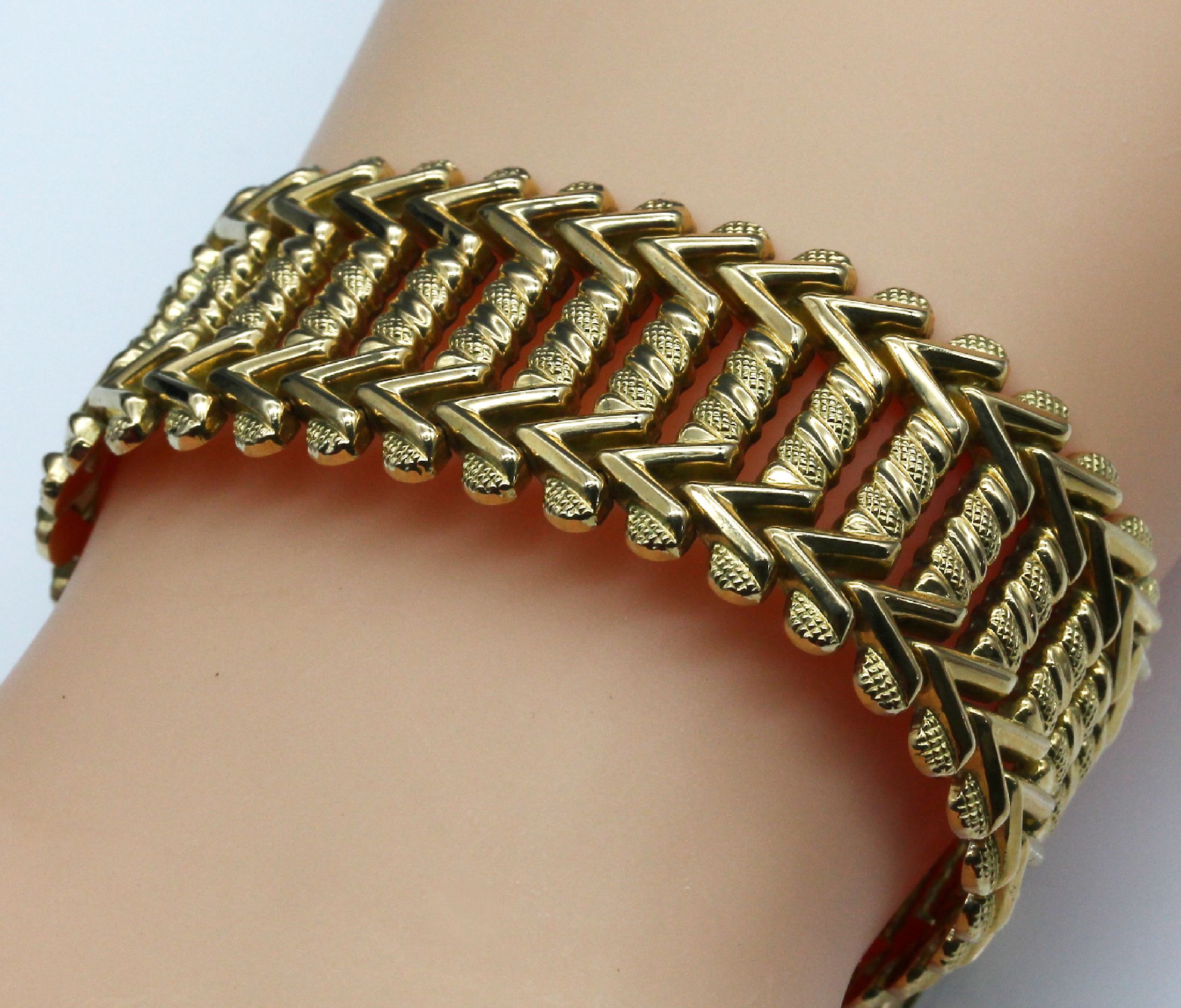 Detail a: 18 kt Gold Armband, GG 750/000, teilstrukturiert, ca. 37.5 g, Kastenschloß mit Sicherheitsachten, L. ca. 19.5 cm
