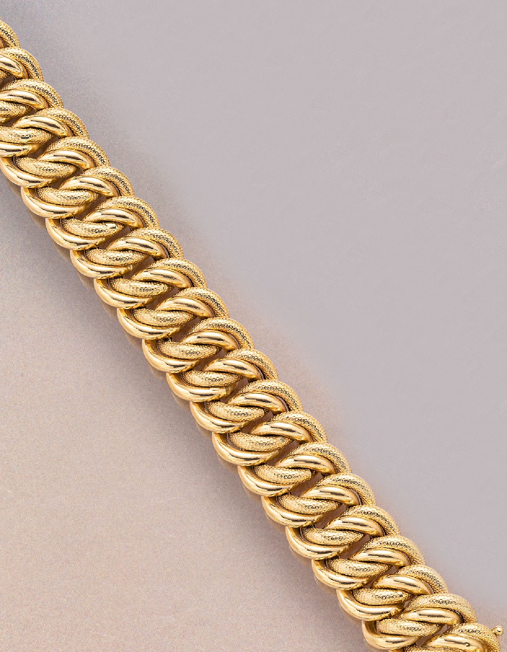 18 kt Gold Armband, GG 750/000, teilstrukturiert, ca. 59.2 g, L. ca. 20 cm, Kastenschloß mit Sicherheitsachten