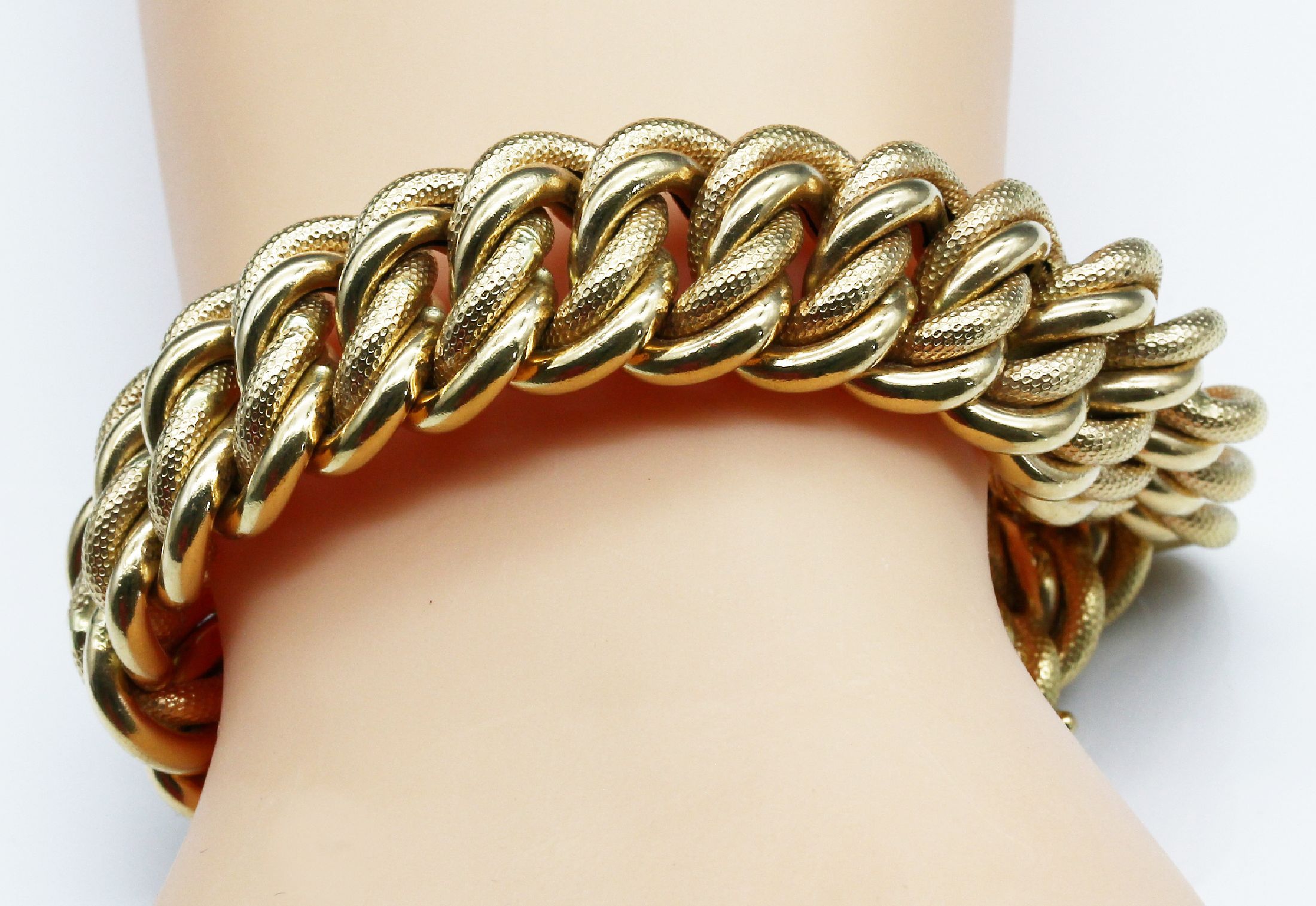 Detail a: 18 kt Gold Armband, GG 750/000, teilstrukturiert, ca. 59.2 g, L. ca. 20 cm, Kastenschloß mit Sicherheitsachten