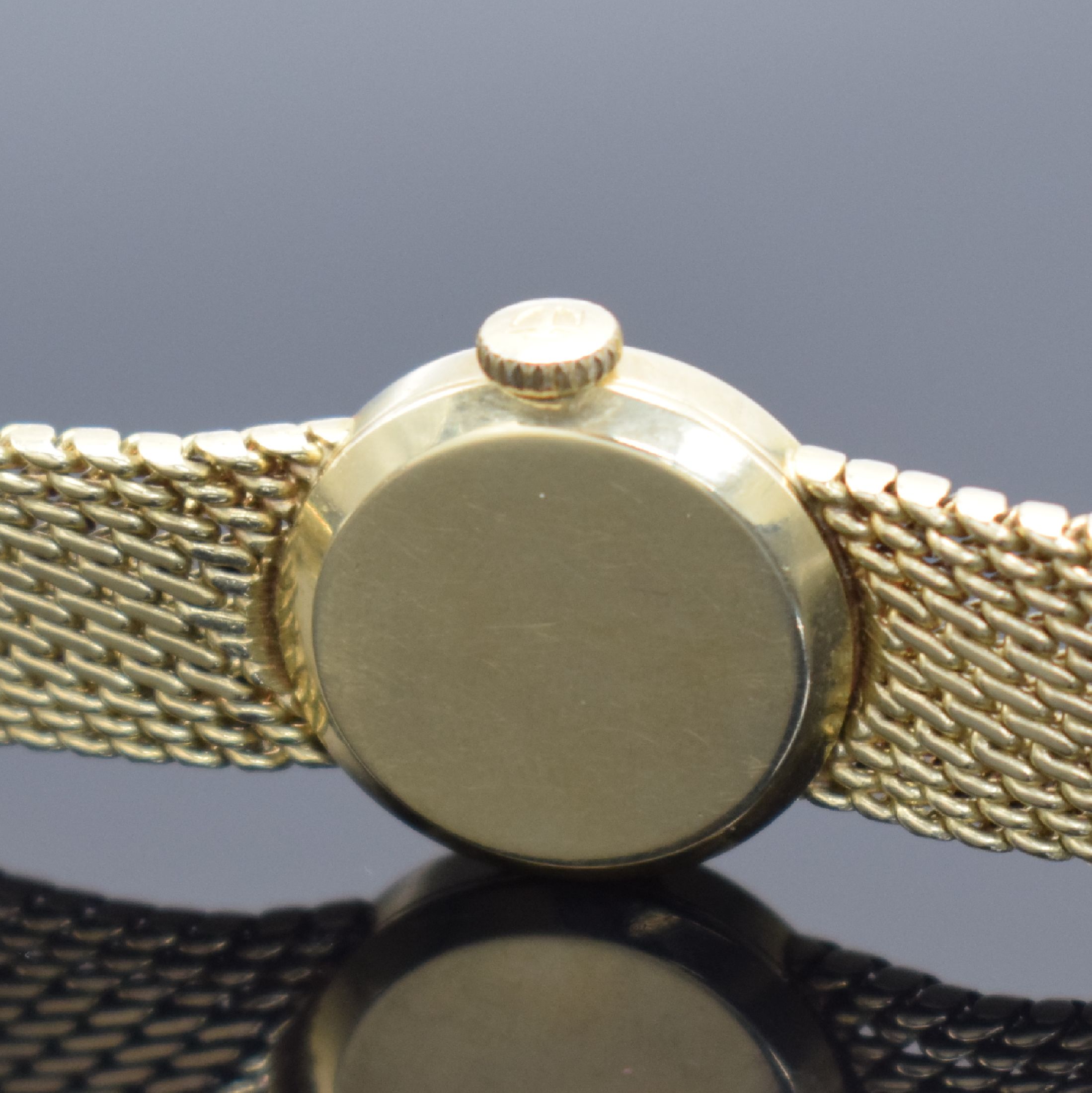Detail e: TISSOT Damenarmbanduhr in GG 585/000, Schweiz um 1960, Handaufzug, Boden aufgedr., Geh. an GG 585/000 Armband, silb. Zifferbl. m. gold. Std.-Ind., ...