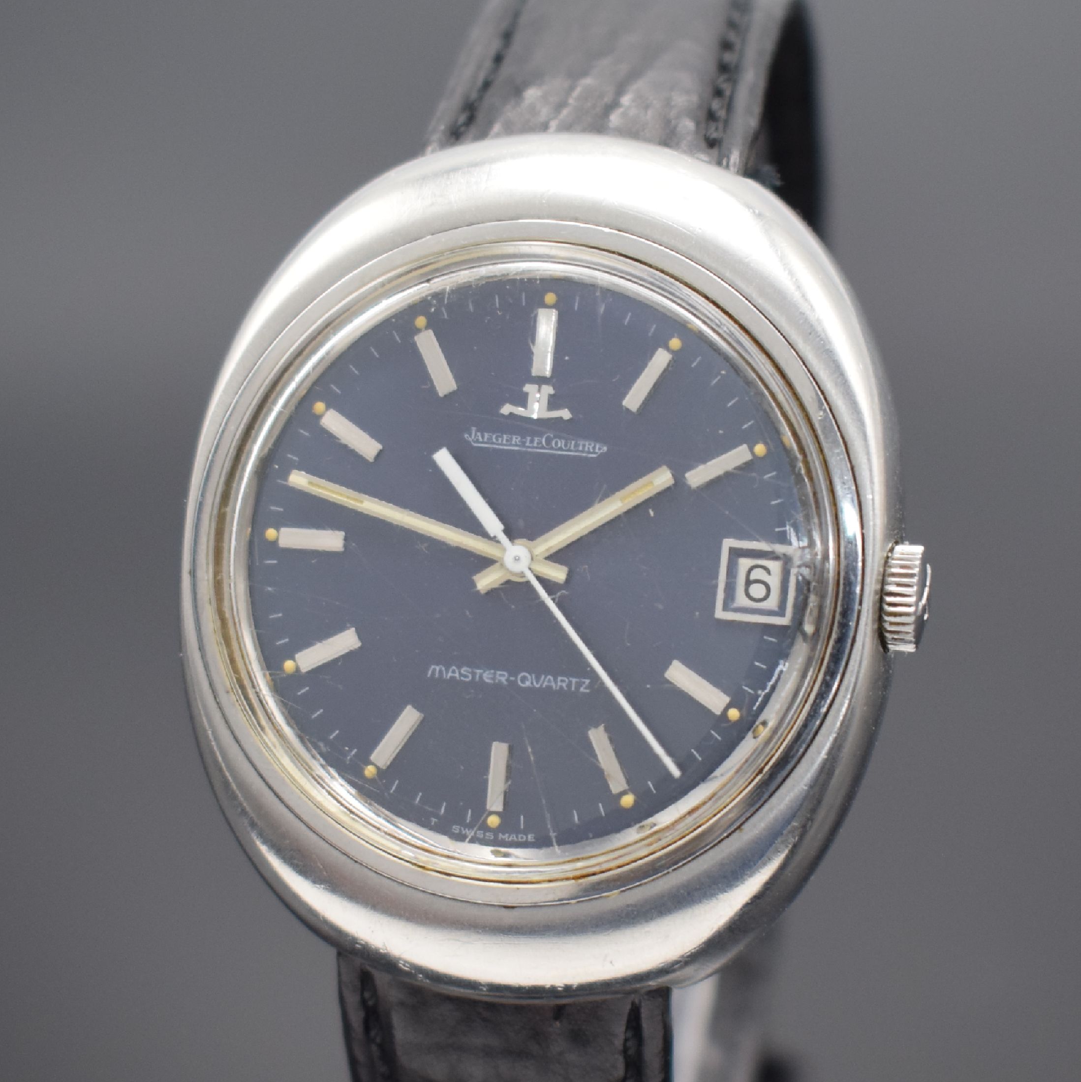 Detail a: Jaeger-LeCoultre Master Quartz Herrenarmbanduhr in Stahl, Schweiz 1970er Jahre, quarz, Ref. 23301-42, Boden verschr., blaues Zifferbl. m. silb. ...