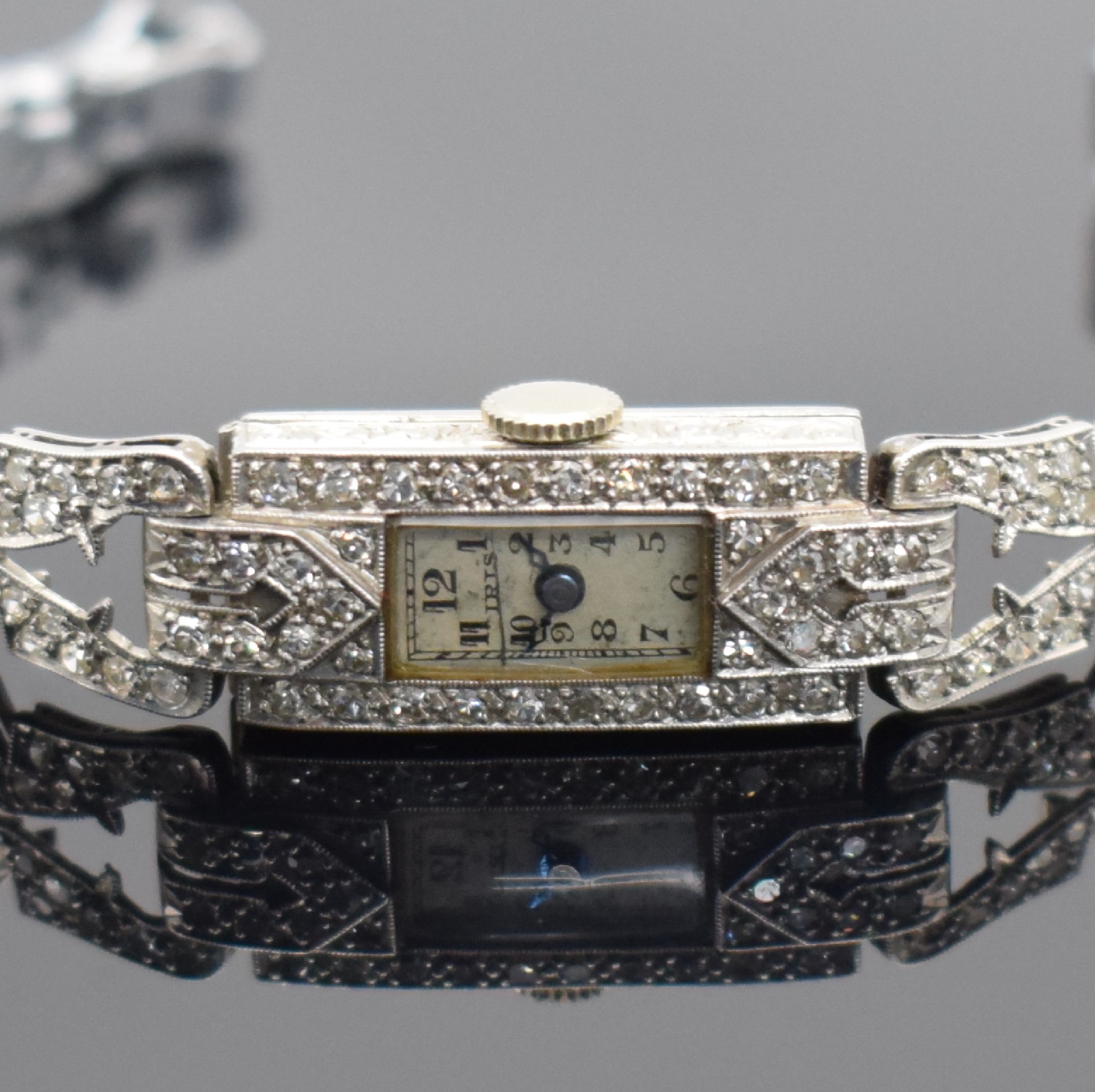 Detail a: Art Deco Damenarmbanduhr bezeichnet Iris in Platin mit Diamantbesatz, Schweiz um 1925, Handaufzug, Scharnierboden, verchr. Schließe, silb. Zifferbl. ...