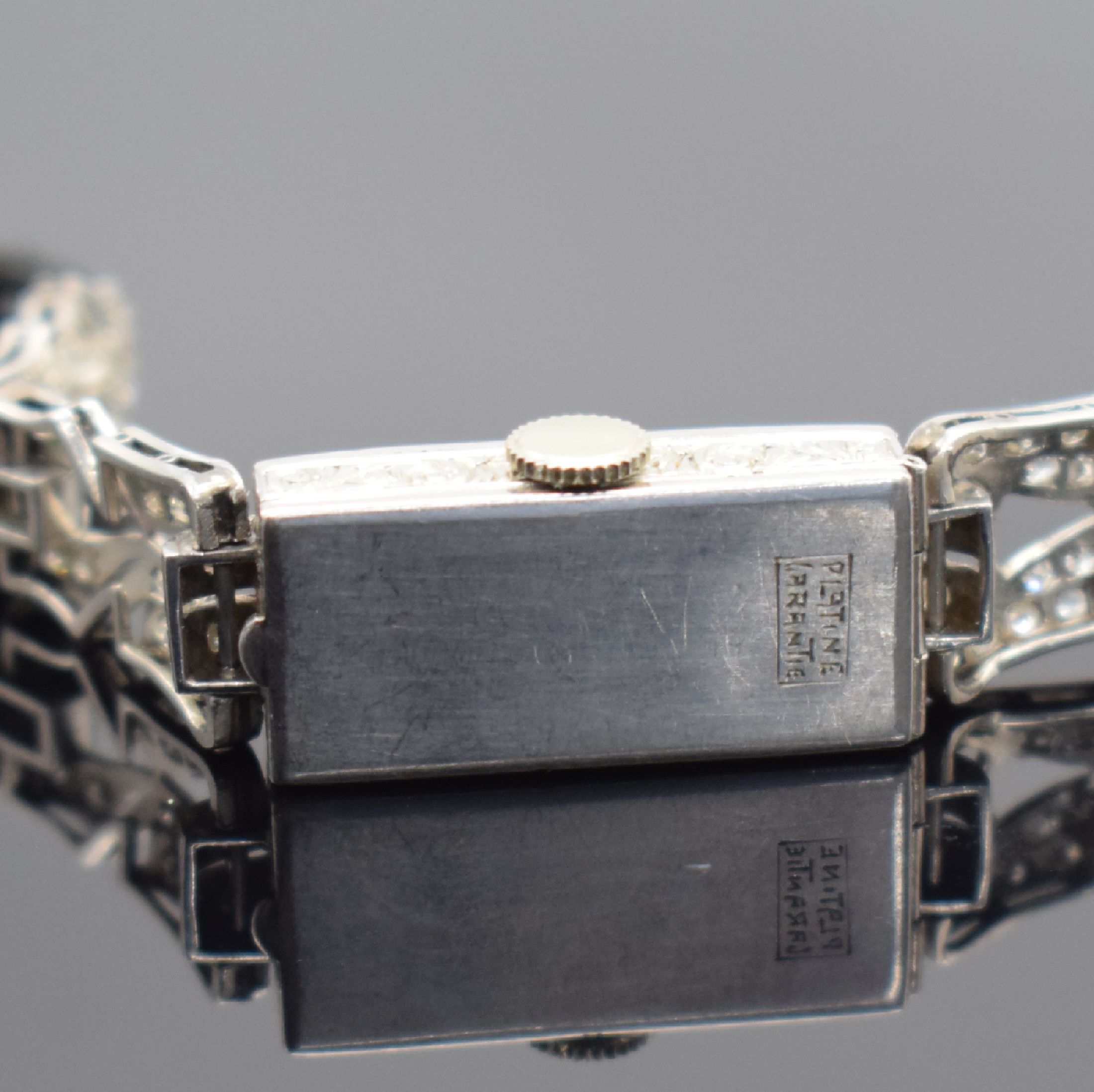 Detail b: Art Deco Damenarmbanduhr bezeichnet Iris in Platin mit Diamantbesatz, Schweiz um 1925, Handaufzug, Scharnierboden, verchr. Schließe, silb. Zifferbl. ...