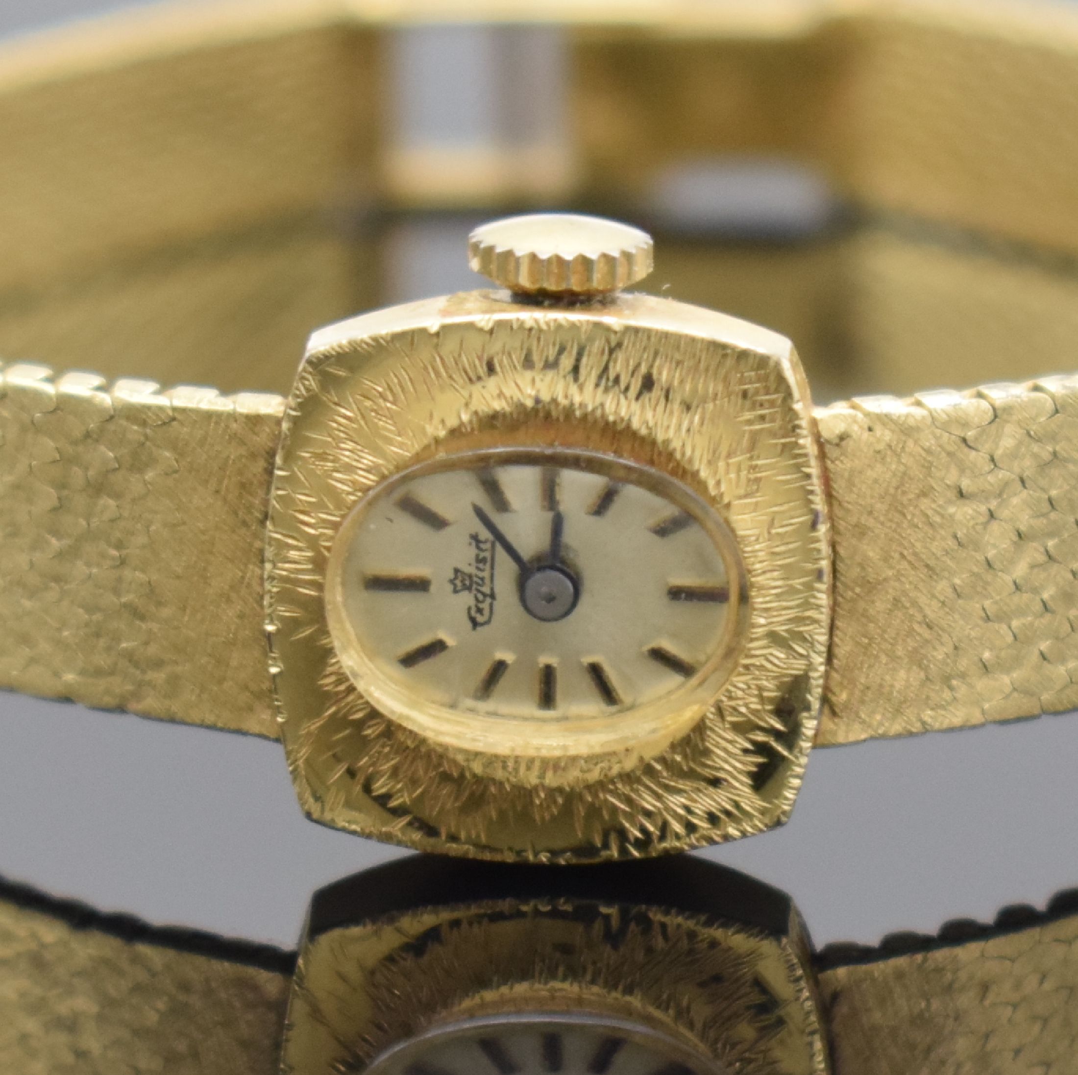 Detail a: EXQUISIT Damenarmbanduhr in GG 585/000, Schweiz 1960er Jahre, Handaufzug, Geh. an Goldband in GG 585/000, Boden aufgedr., silb. Zifferbl. m. aufgel. ...