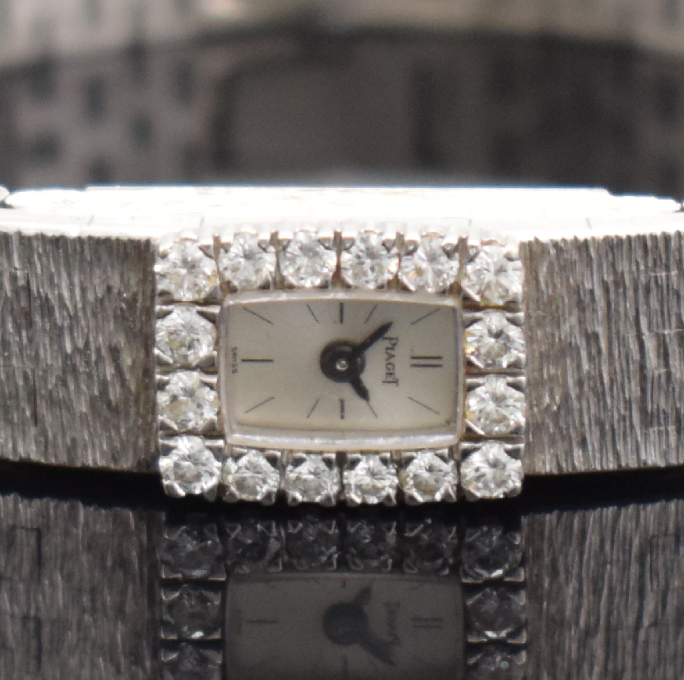 Detail a: PIAGET Damenarmbanduhr in WG 750/000 mit Diamantbesatz, Schweiz um 1960, Handaufzug, Ref. 1308 A6, inkl. Goldband in WG 750/000, Lünette aufw. m. ...