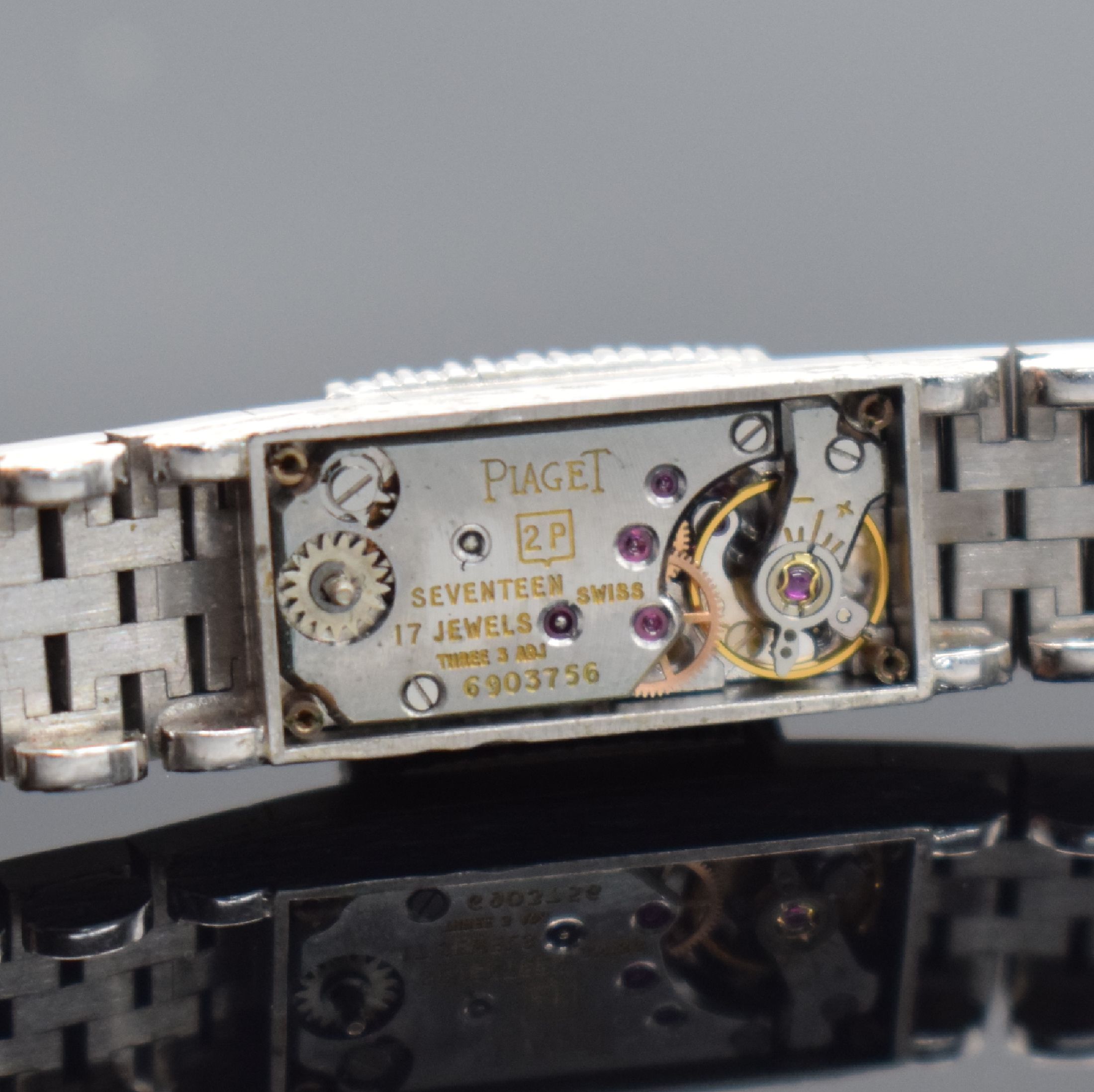 Detail e: PIAGET Damenarmbanduhr in WG 750/000 mit Diamantbesatz, Schweiz um 1960, Handaufzug, Ref. 1308 A6, inkl. Goldband in WG 750/000, Lünette aufw. m. ...
