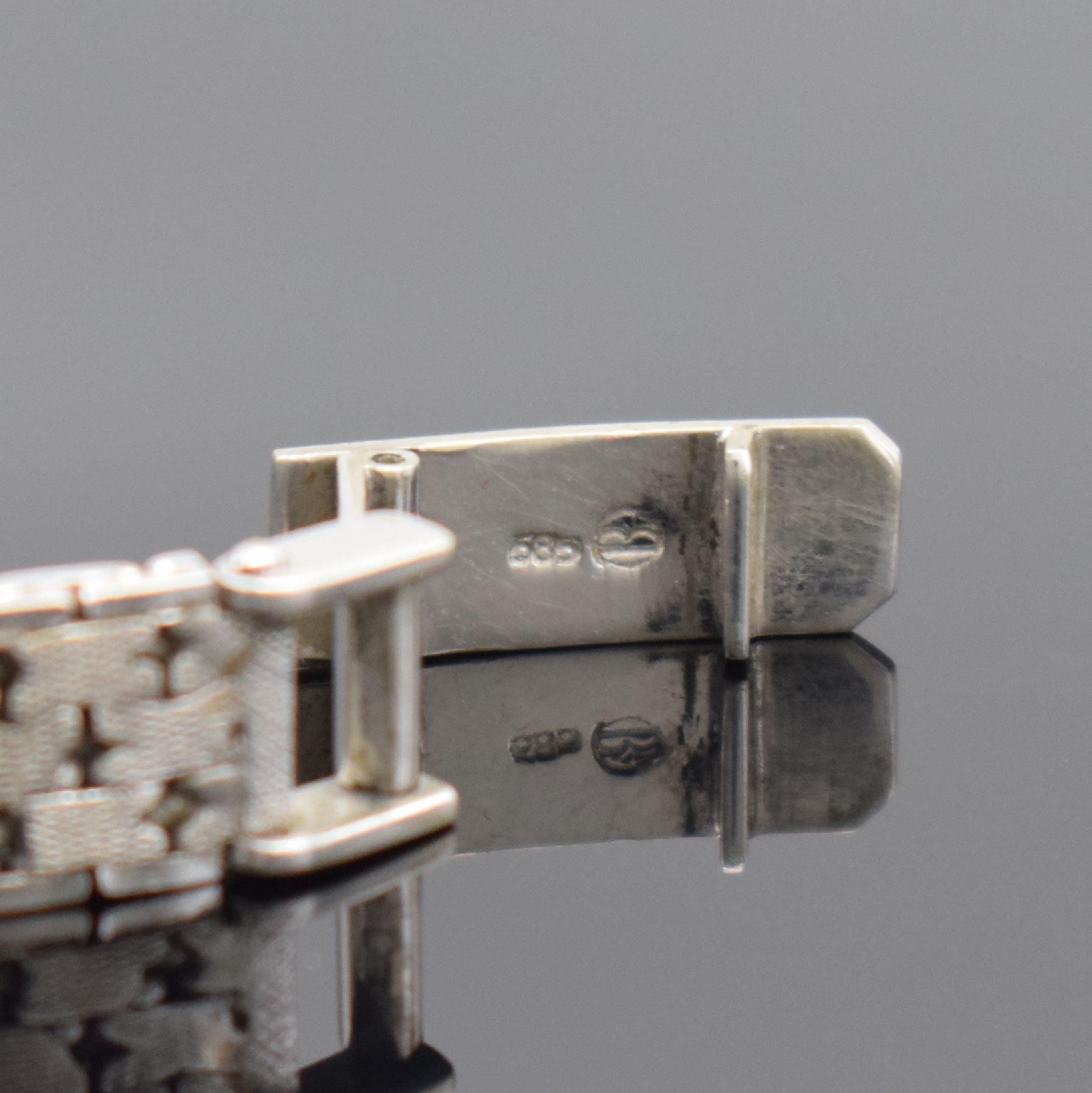 Detail c: Damenarmbanduhr in WG 585/000, Schweiz 1960er Jahre, Handaufzug, Geh. an Goldband in WG 585/000, Boden aufgedr., silb. Zifferbl. m. aufgel. Std.-Ind. ...