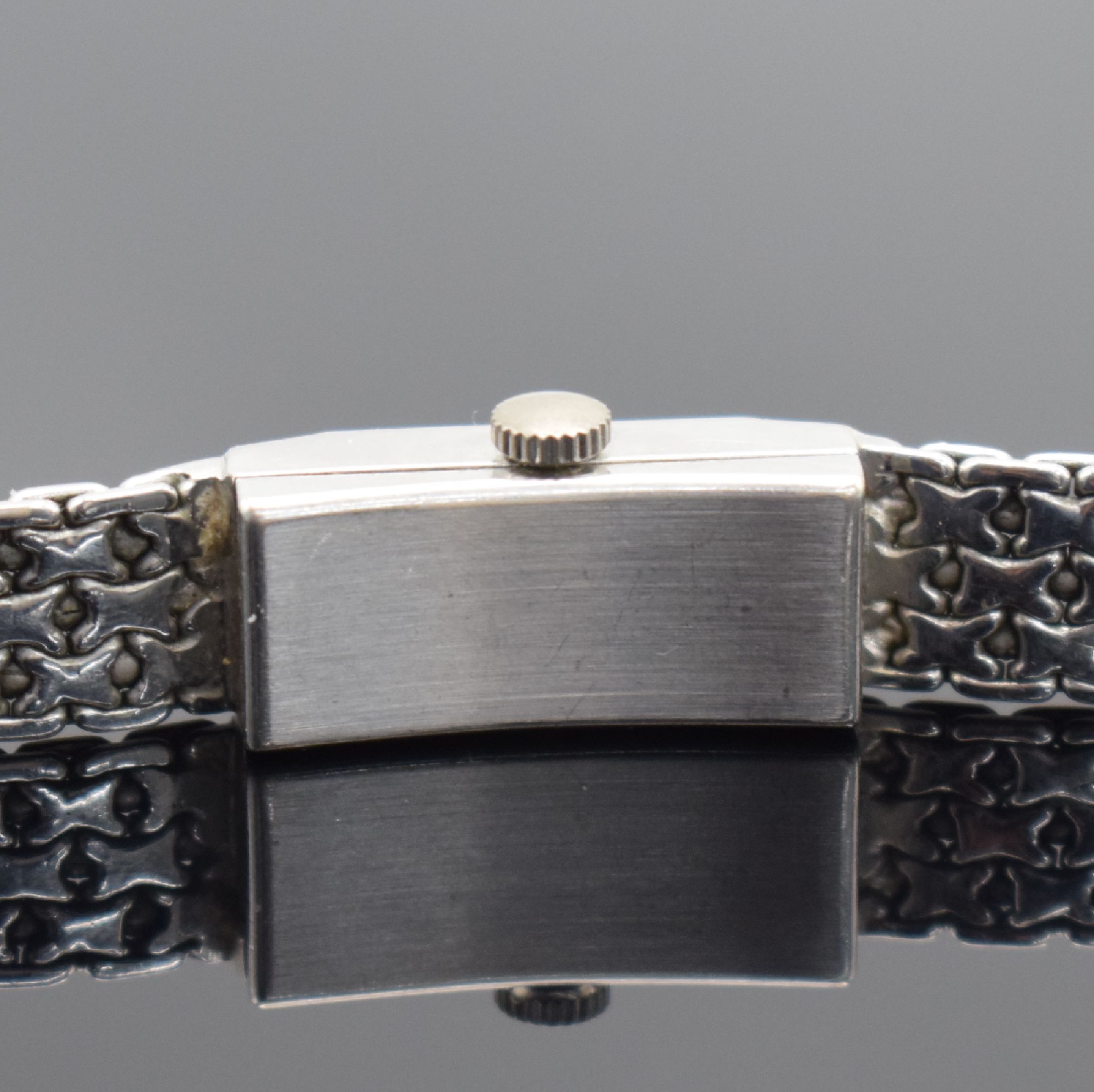 Detail d: Damenarmbanduhr in WG 585/000, Schweiz 1960er Jahre, Handaufzug, Geh. an Goldband in WG 585/000, Boden aufgedr., silb. Zifferbl. m. aufgel. Std.-Ind. ...
