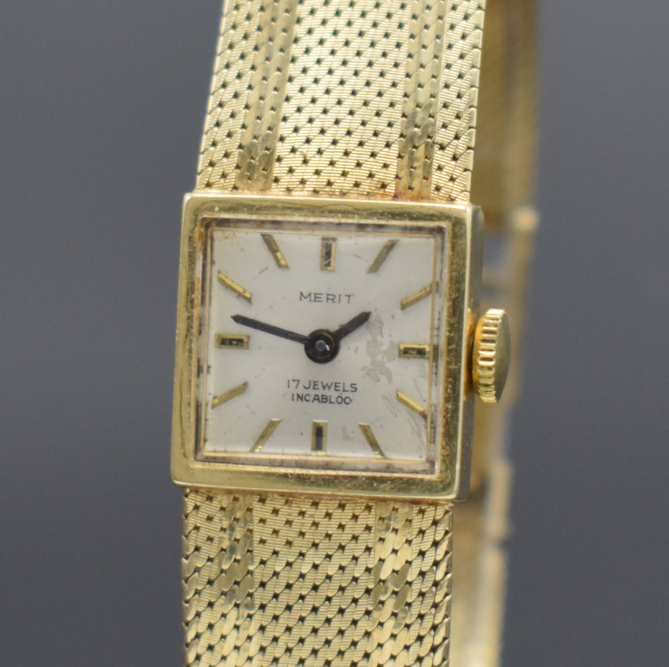 Detail a: MERIT GG 585/000 Damenarmbanduhr, Schweiz 1960er Jahre, Handaufzug, an GG 585/000 Armband, Boden aufgedr., silb. Zifferbl. m. aufges. gold. Std.-Ind. ...