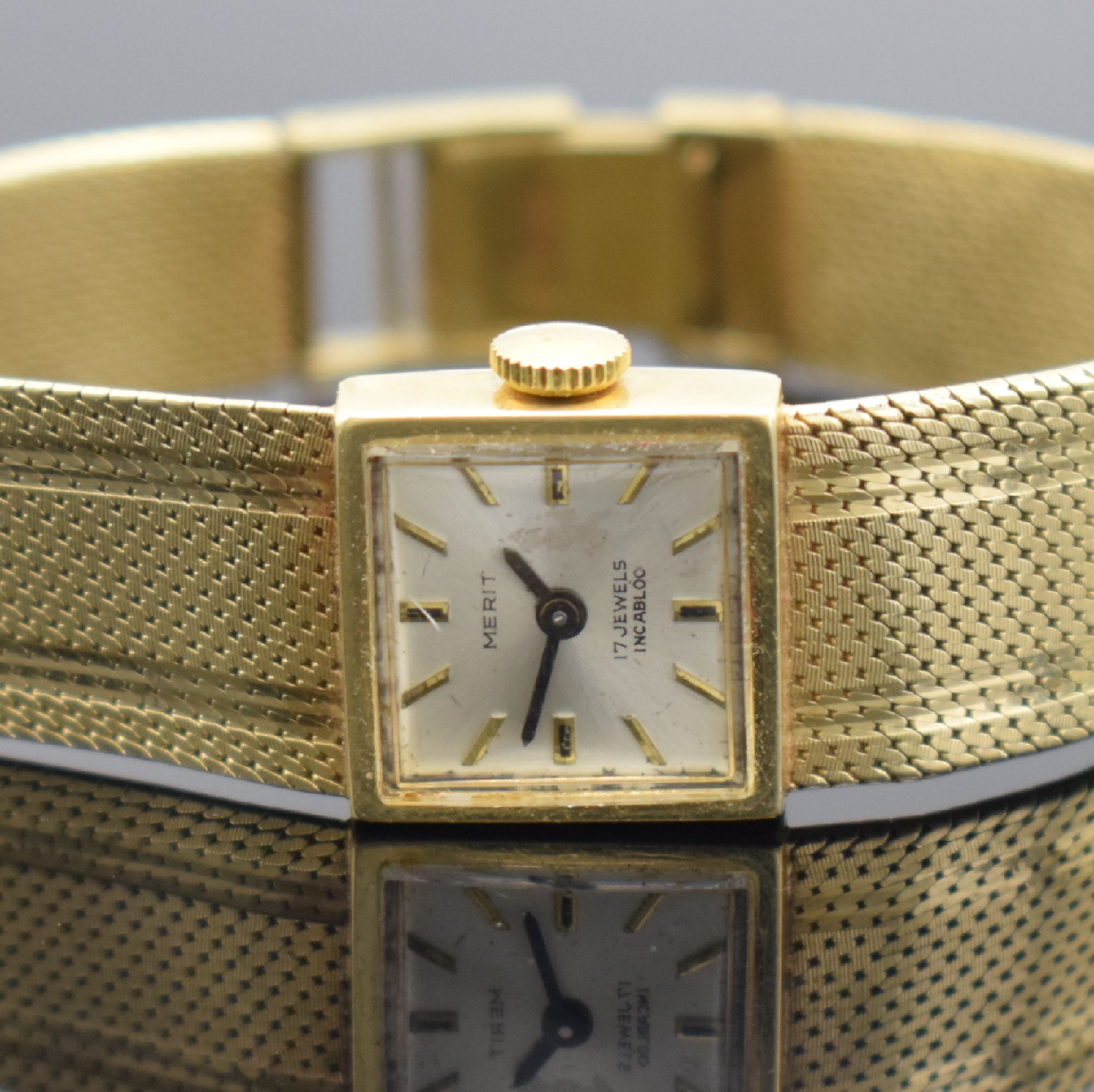 Detail b: MERIT GG 585/000 Damenarmbanduhr, Schweiz 1960er Jahre, Handaufzug, an GG 585/000 Armband, Boden aufgedr., silb. Zifferbl. m. aufges. gold. Std.-Ind. ...