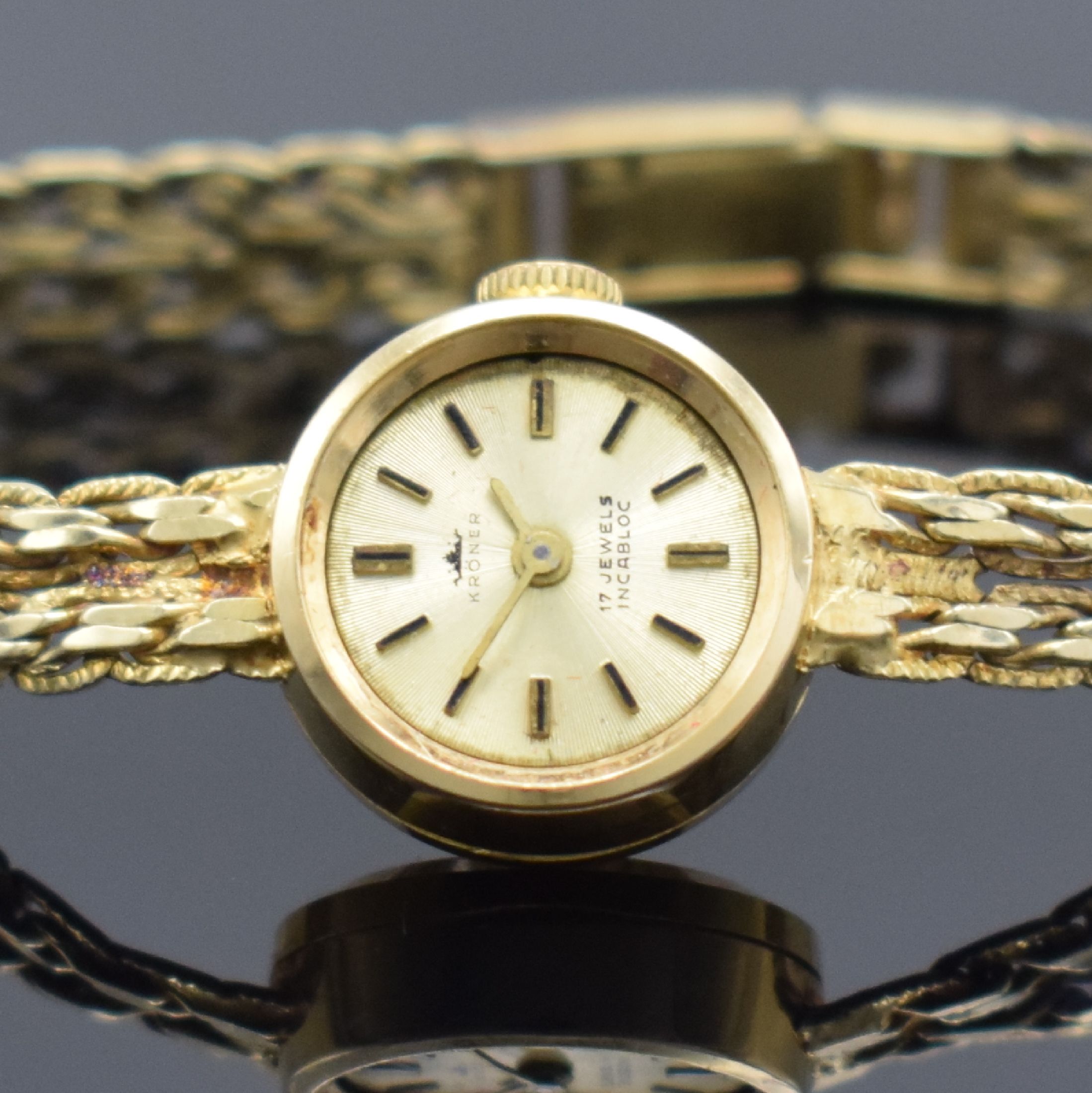 Detail a: KRÖNER Damengoldbanduhr in GG 585/000, Schweiz 1960er Jahre, Handaufzug, Geh. an Goldband in GG 585/000, Boden aufgedr., goldfarb. Zifferbl. m. ...