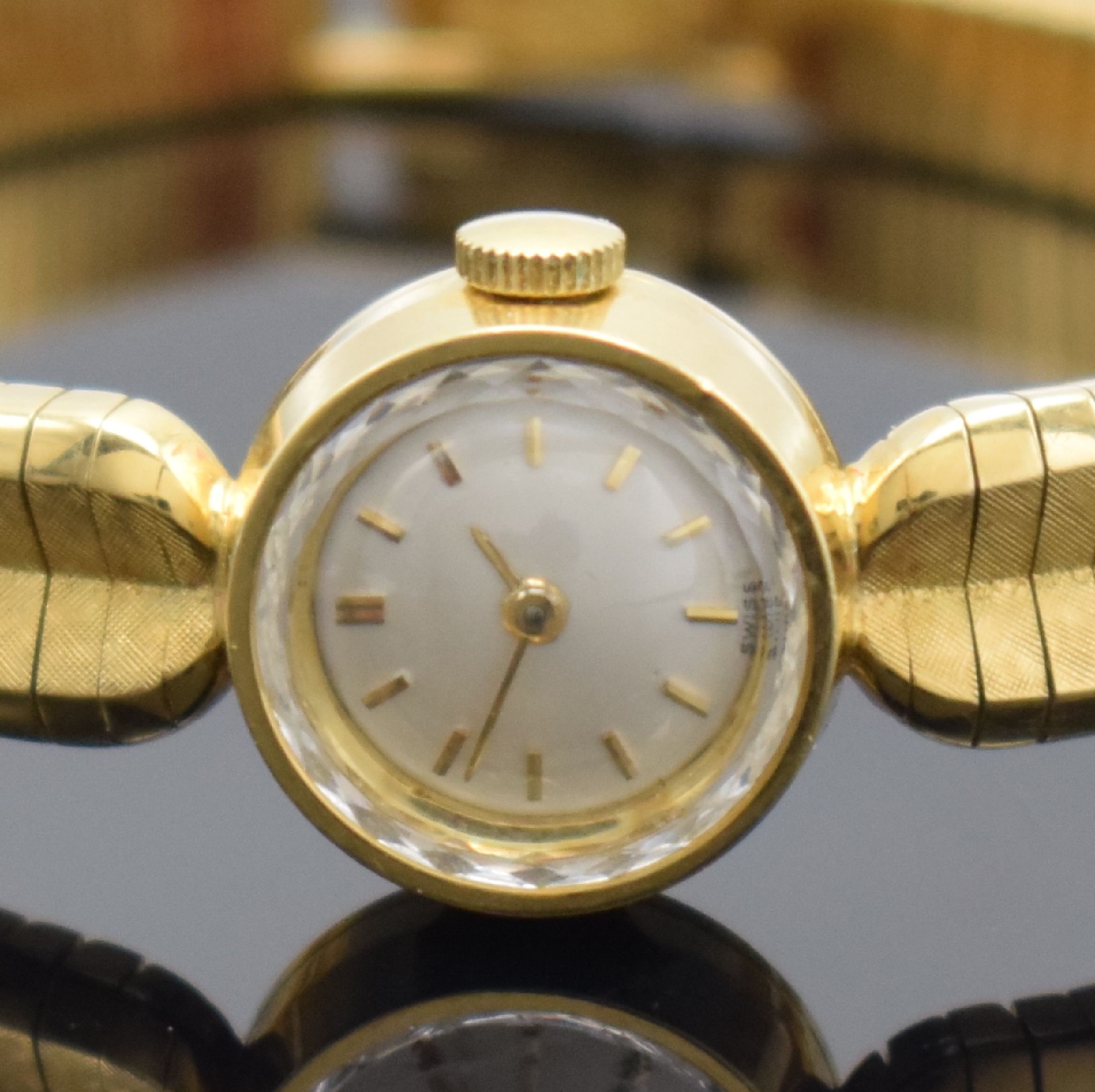 Detail a: GG 750/0000 Damenarmbanduhr, Schweiz 1960er Jahre, Handaufzug, GG 750/000 Armband, Boden aufgedr., silb. Zifferbl. m. gold. Std.-Ind. & Zeiger, Werk ...