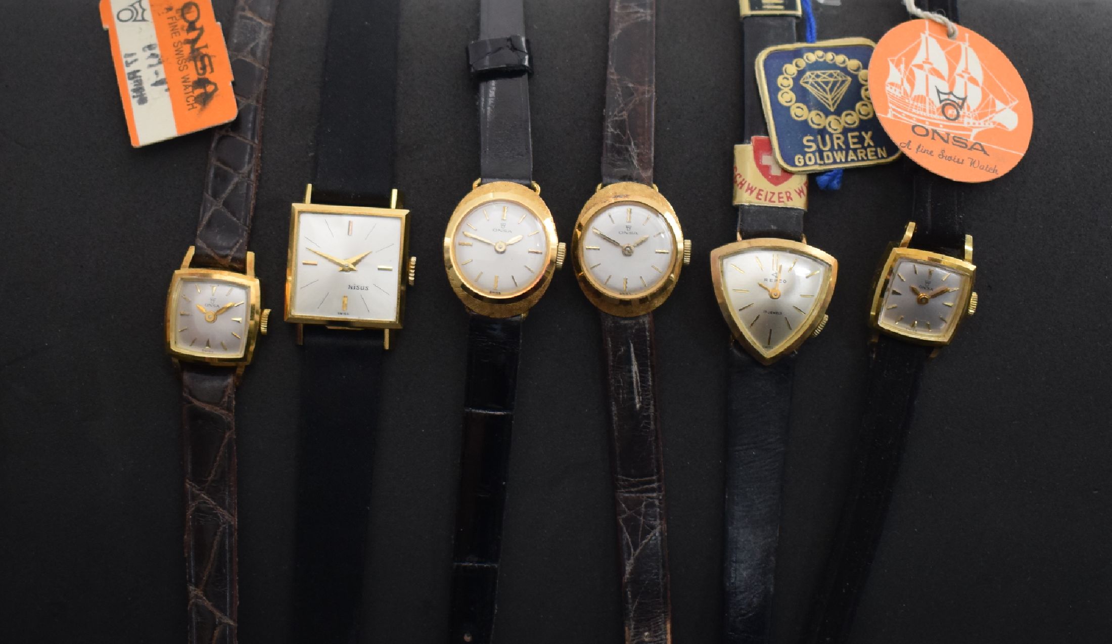 Detail a: 4 Onsa, 1 Nisius & 1 Repco Damenarmbanduhr in GG 750/000 aus Lagerbestand, Schweiz um 1950-1960, alle Handaufzug, Böden aufgedr., silb. ...