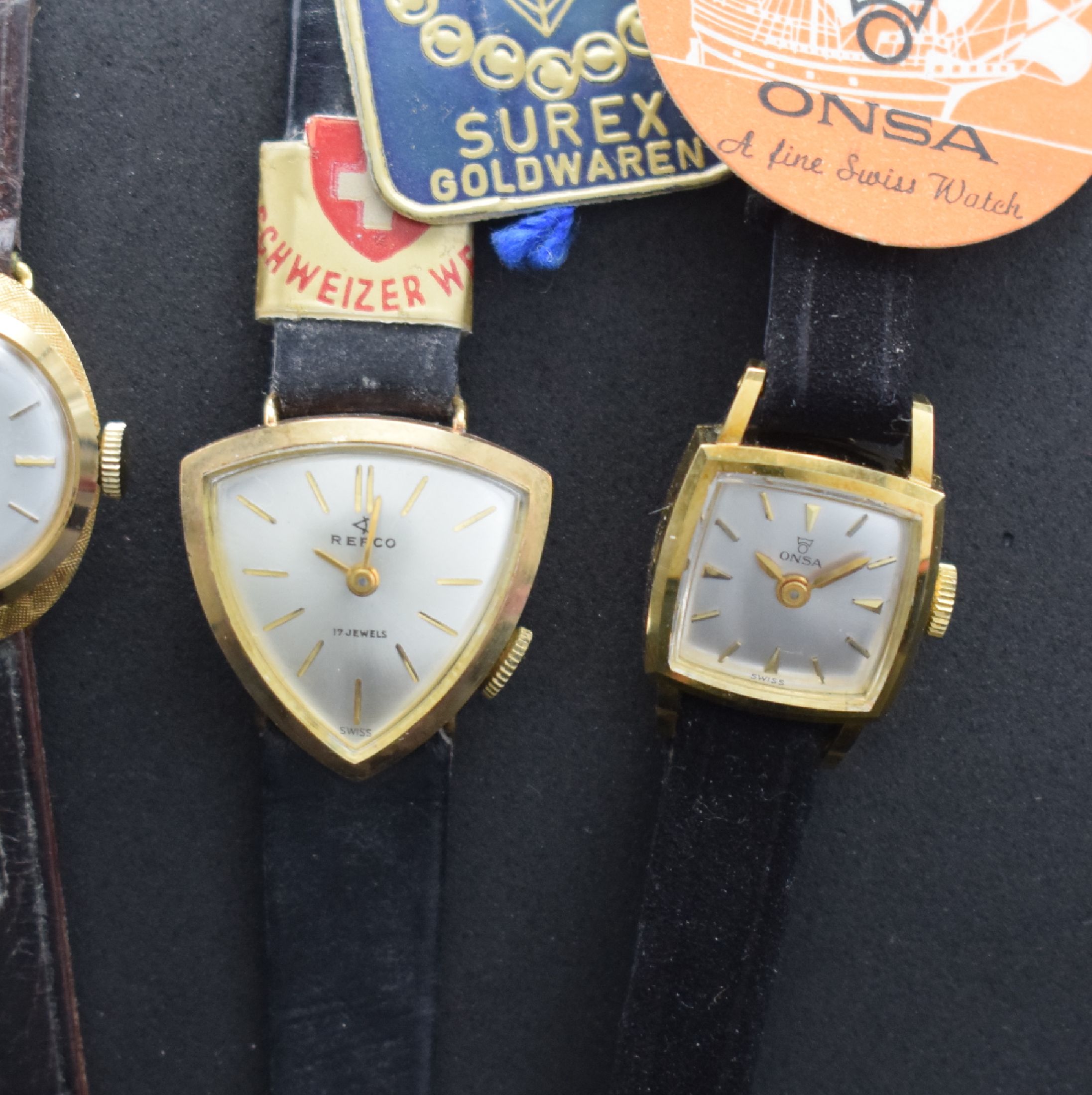 Detail d: 4 Onsa, 1 Nisius & 1 Repco Damenarmbanduhr in GG 750/000 aus Lagerbestand, Schweiz um 1950-1960, alle Handaufzug, Böden aufgedr., silb. ...