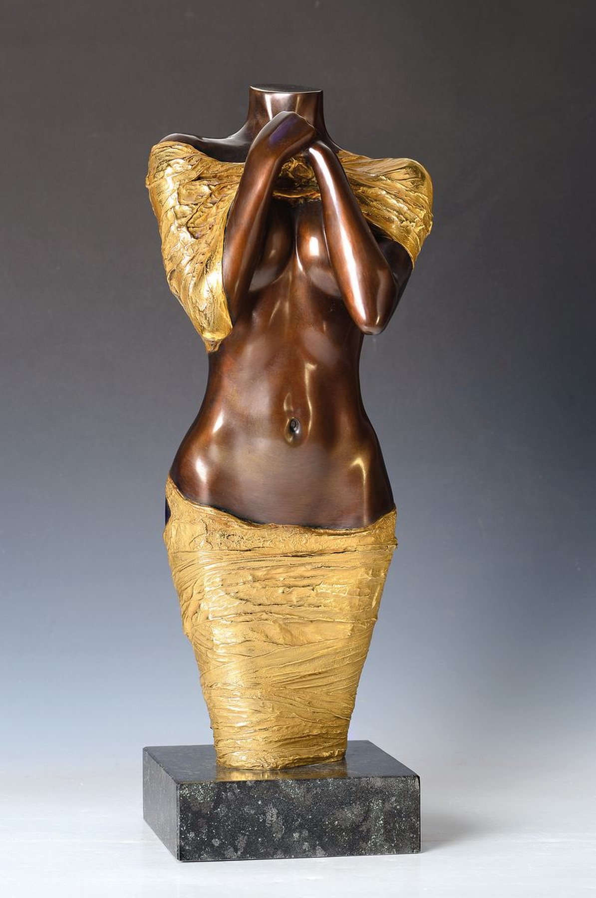 Willi Kissmer, 1951-2018, Bronzeskulptur, stehender Halbakt aus dem Jahre 2009, sign., num. 13/49, H. ca. 54 cm