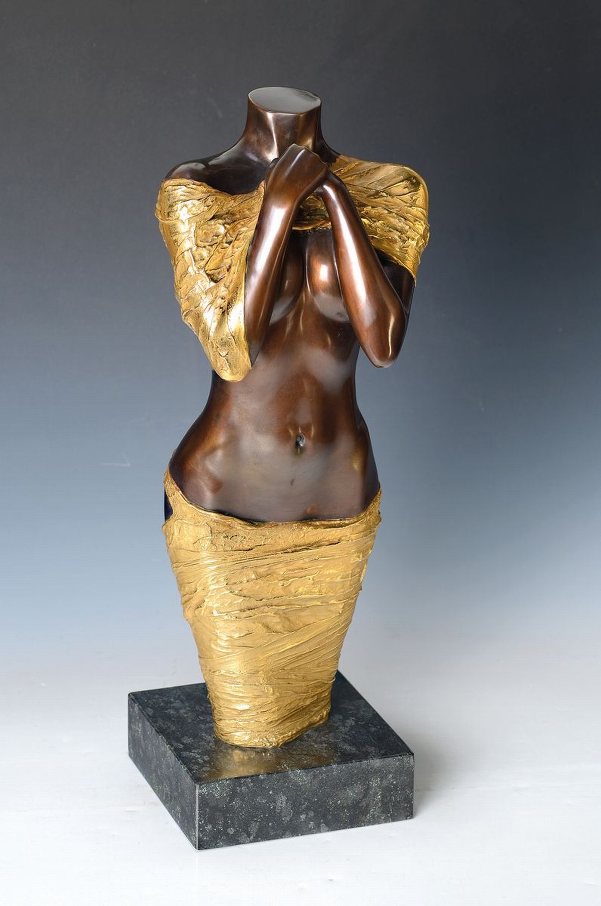 Detail a: Willi Kissmer, 1951-2018, Bronzeskulptur, stehender Halbakt aus dem Jahre 2009, sign., num. 13/49, H. ca. 54 cm