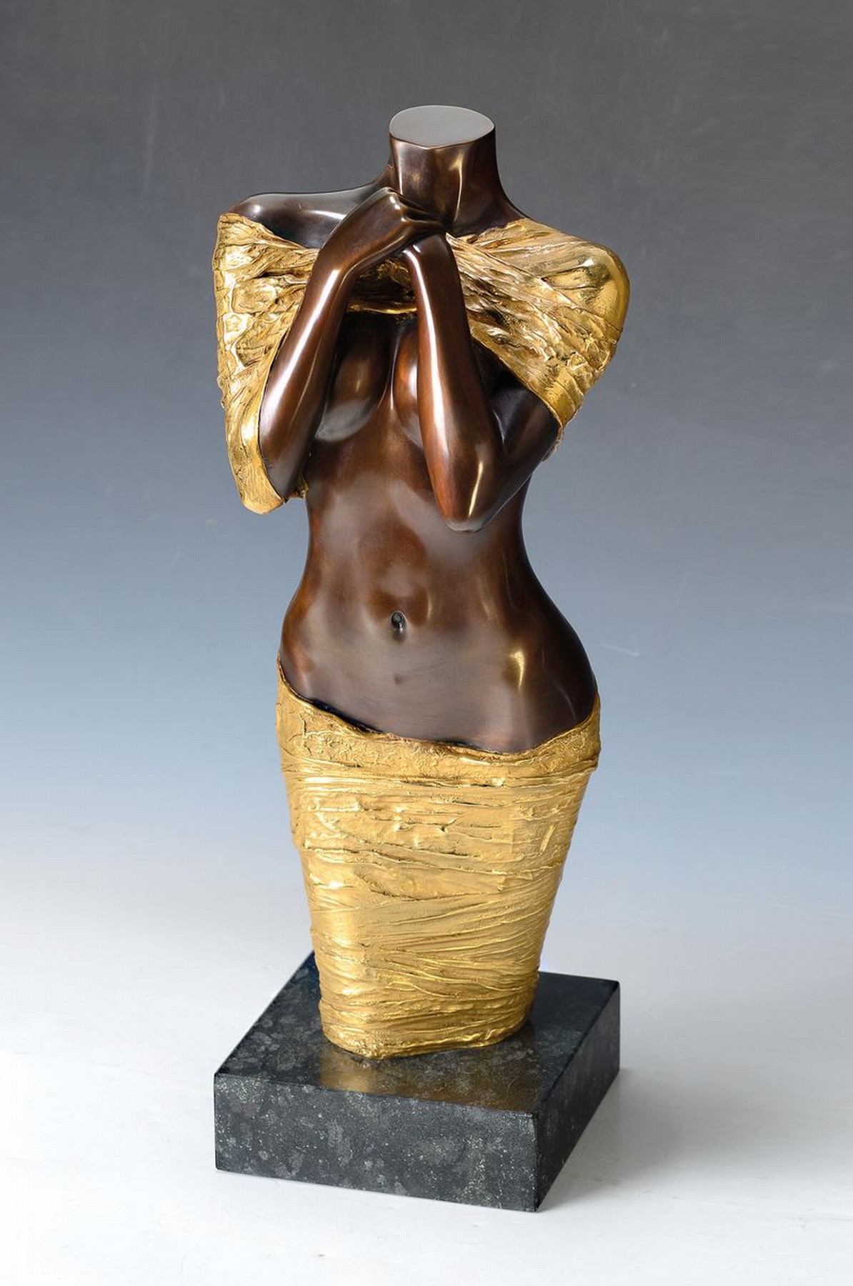 Detail b: Willi Kissmer, 1951-2018, Bronzeskulptur, stehender Halbakt aus dem Jahre 2009, sign., num. 13/49, H. ca. 54 cm