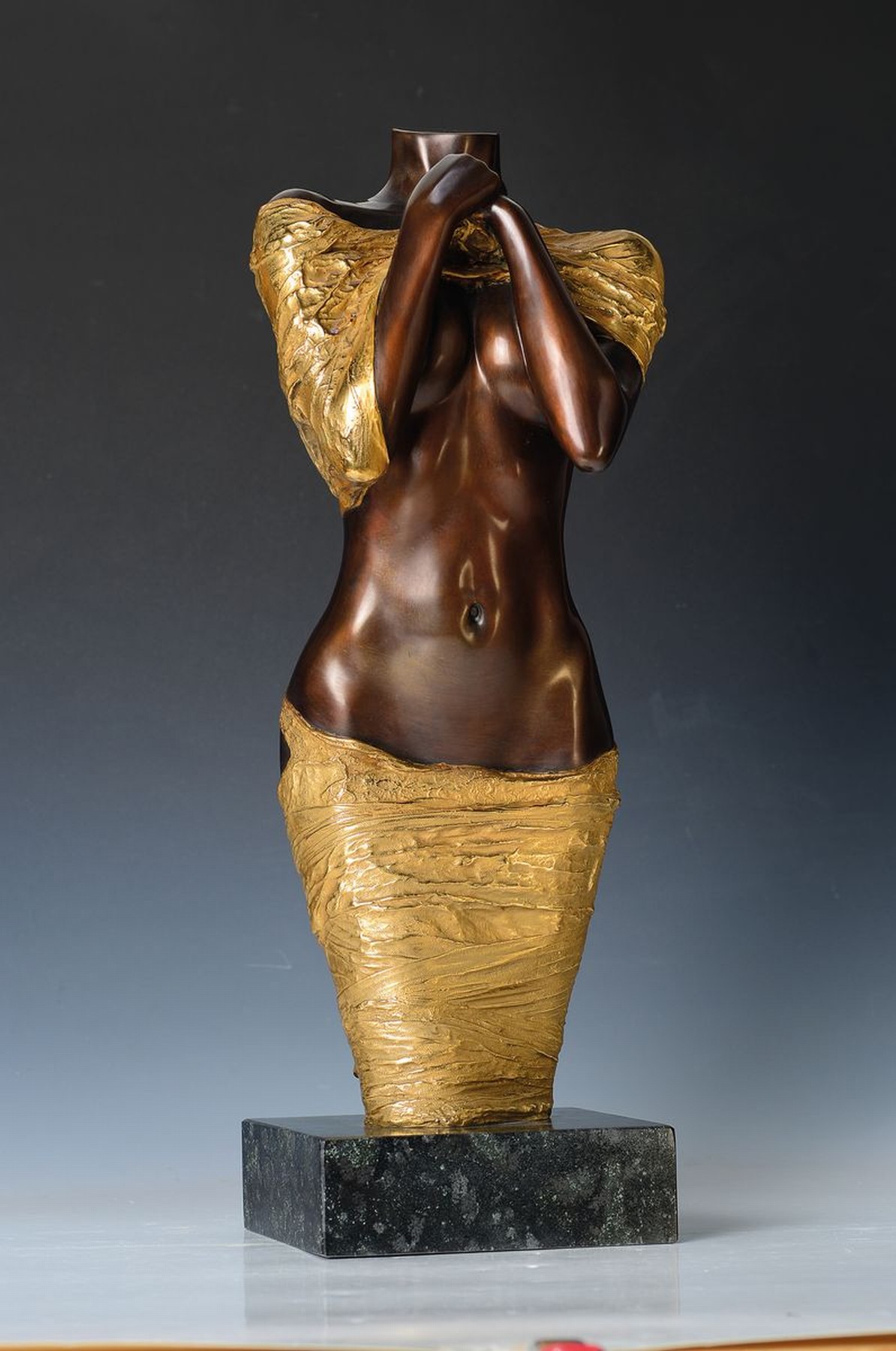 Detail c: Willi Kissmer, 1951-2018, Bronzeskulptur, stehender Halbakt aus dem Jahre 2009, sign., num. 13/49, H. ca. 54 cm