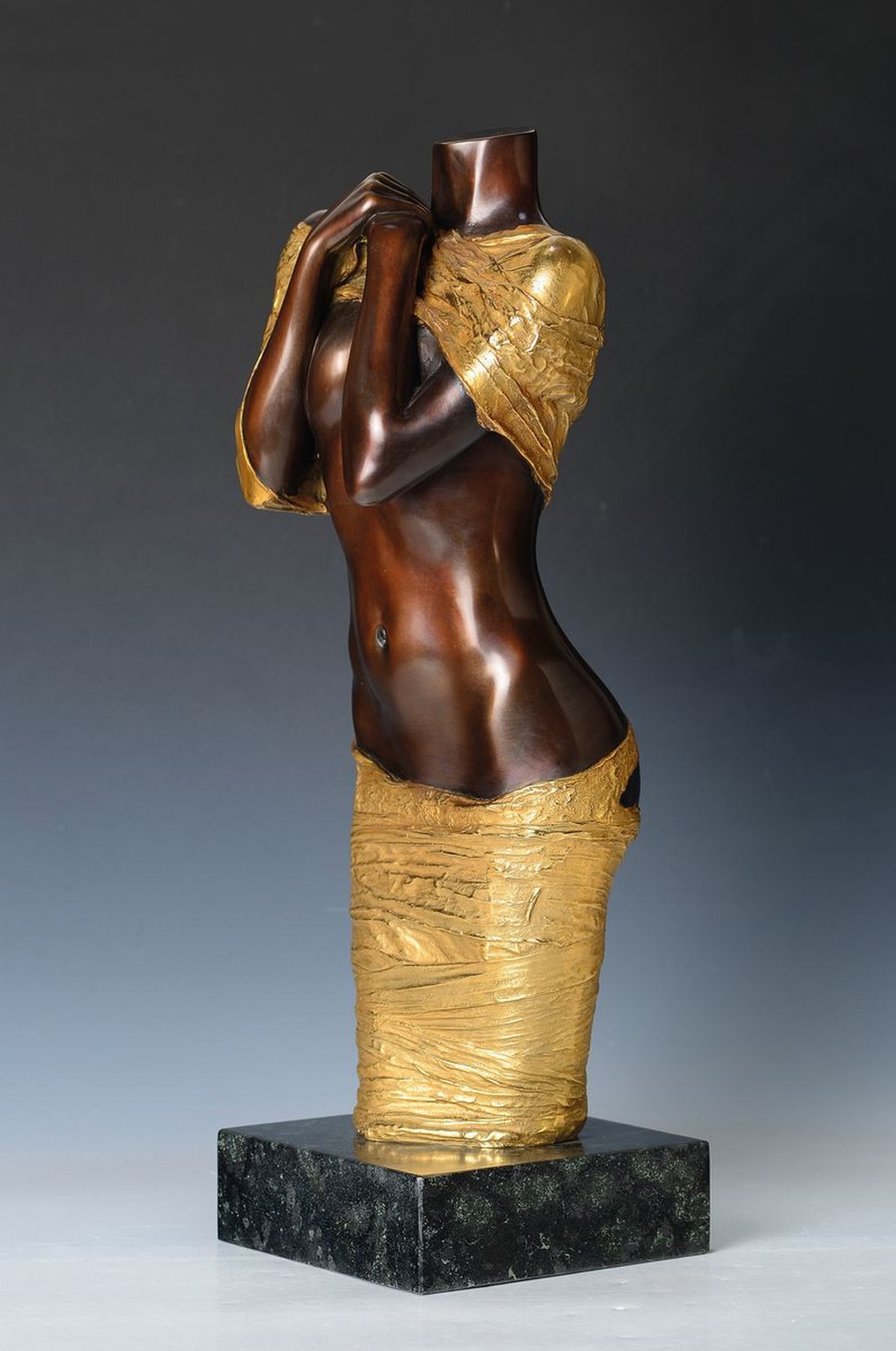 Detail d: Willi Kissmer, 1951-2018, Bronzeskulptur, stehender Halbakt aus dem Jahre 2009, sign., num. 13/49, H. ca. 54 cm