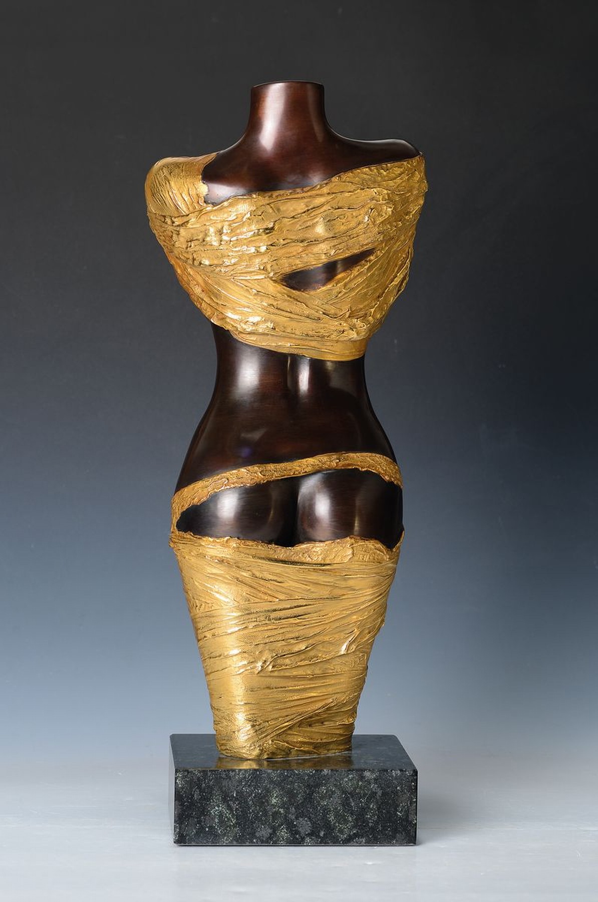 Detail e: Willi Kissmer, 1951-2018, Bronzeskulptur, stehender Halbakt aus dem Jahre 2009, sign., num. 13/49, H. ca. 54 cm