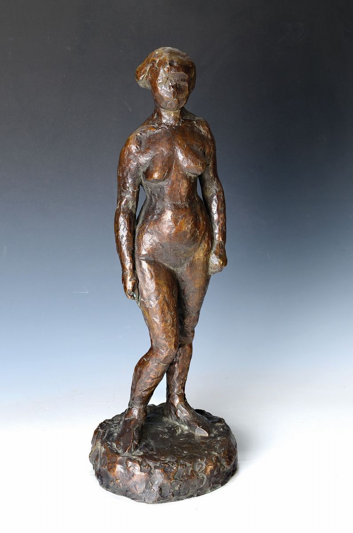 Detail b: Hans Purrmann, 1880 Speyer-1966 Basel, lässig gespannt stehender vollplastischer Frauenakt, Bronze, frontal ausgerichtet, Spielbein und Standbein ...
