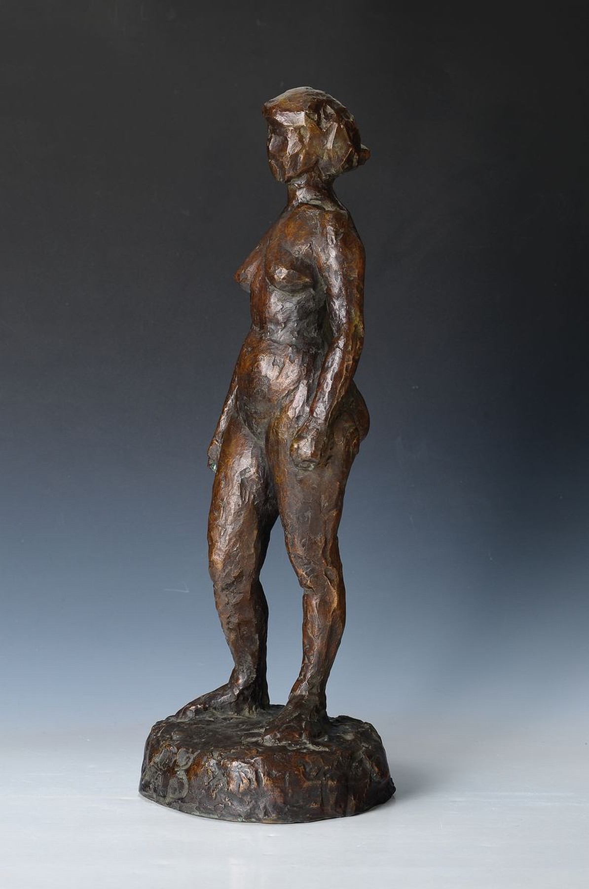 Detail c: Hans Purrmann, 1880 Speyer-1966 Basel, lässig gespannt stehender vollplastischer Frauenakt, Bronze, frontal ausgerichtet, Spielbein und Standbein ...