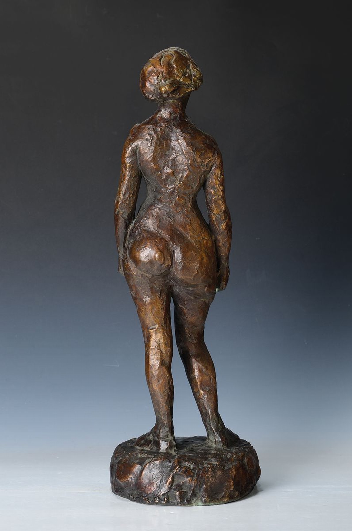 Detail d: Hans Purrmann, 1880 Speyer-1966 Basel, lässig gespannt stehender vollplastischer Frauenakt, Bronze, frontal ausgerichtet, Spielbein und Standbein ...