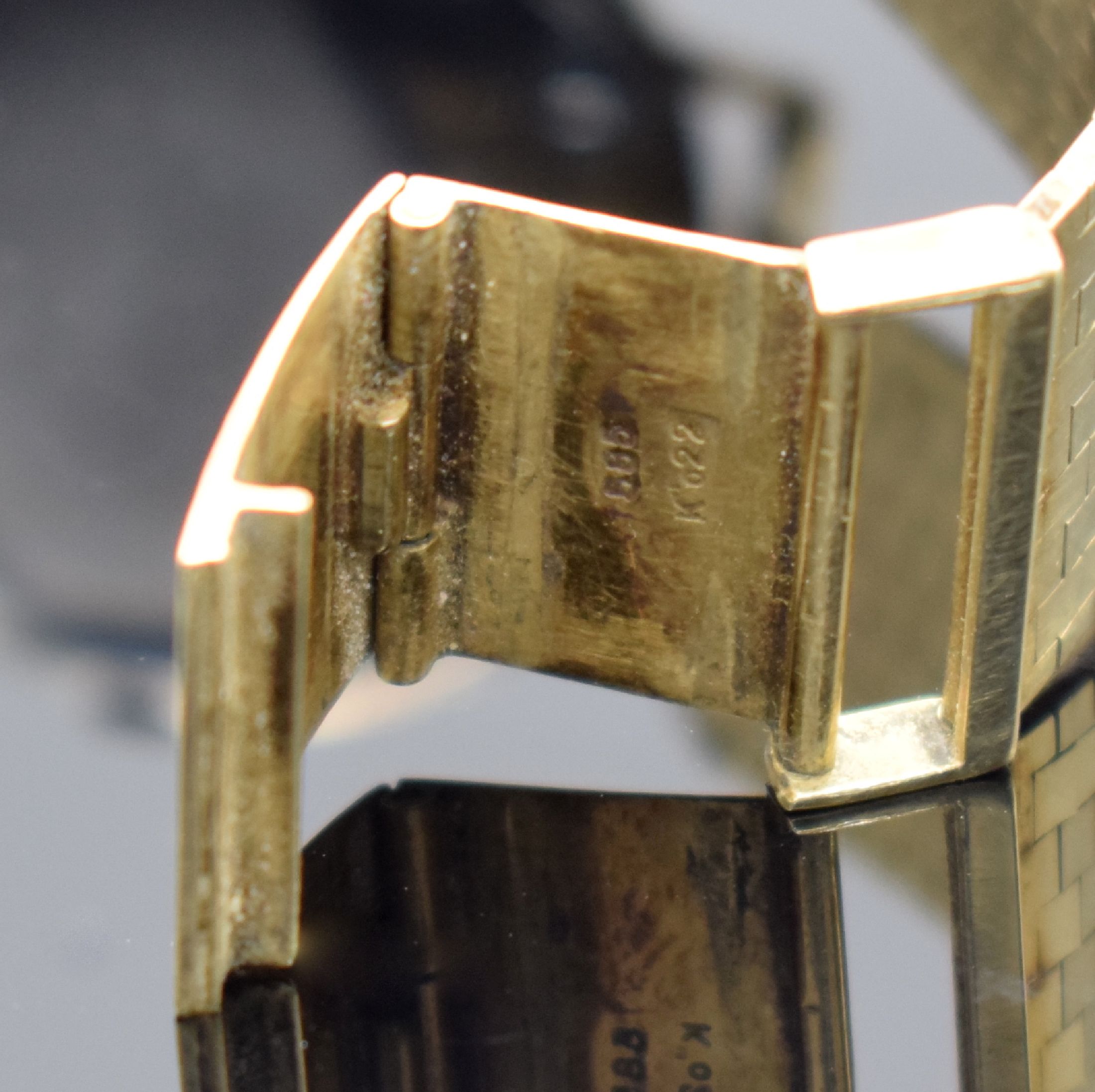 Detail e: JUNGHANS vergoldete Armbanduhr mit Band in GG 585/000, Schweiz um 1960, Automatik, Goldband später, Stahlboden aufgedr., gold. Zeiger, Datum, Kal. ...