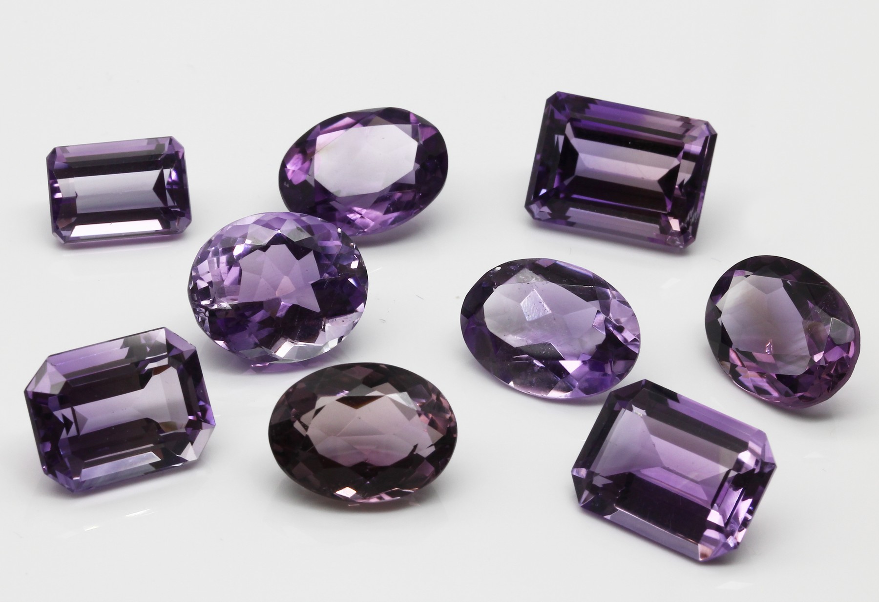Detail a: lot lose Amethyste zus. ca. 660,00 ct, Idar-Obersteiner Schleifarbeit, versch. Schliffformen, Größen und Farben