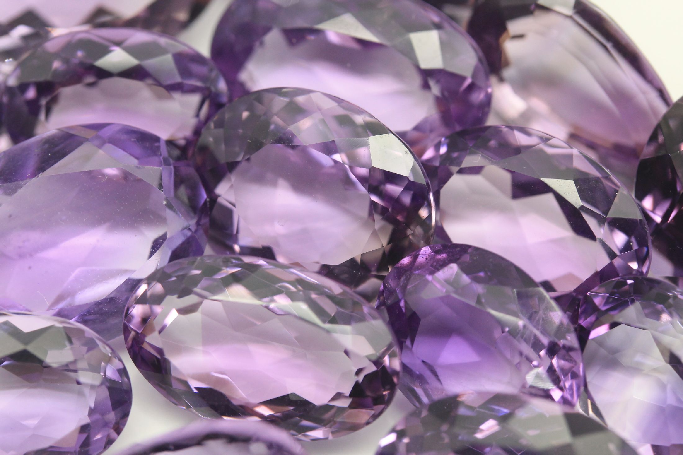 Detail a: Lot 16 lose Amethyste, ca. 261.00 ct, Idar-Obersteiner Schleifarbeit, versch. Schliffformen und Größen
