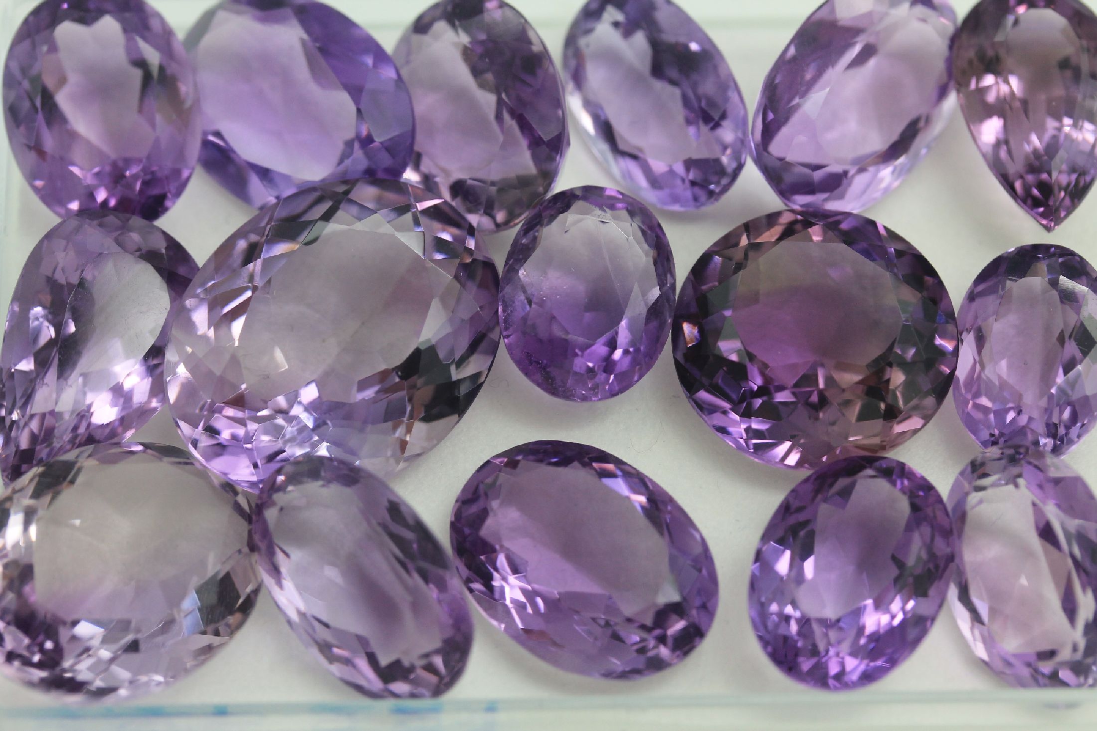 Detail b: Lot 16 lose Amethyste, ca. 261.00 ct, Idar-Obersteiner Schleifarbeit, versch. Schliffformen und Größen