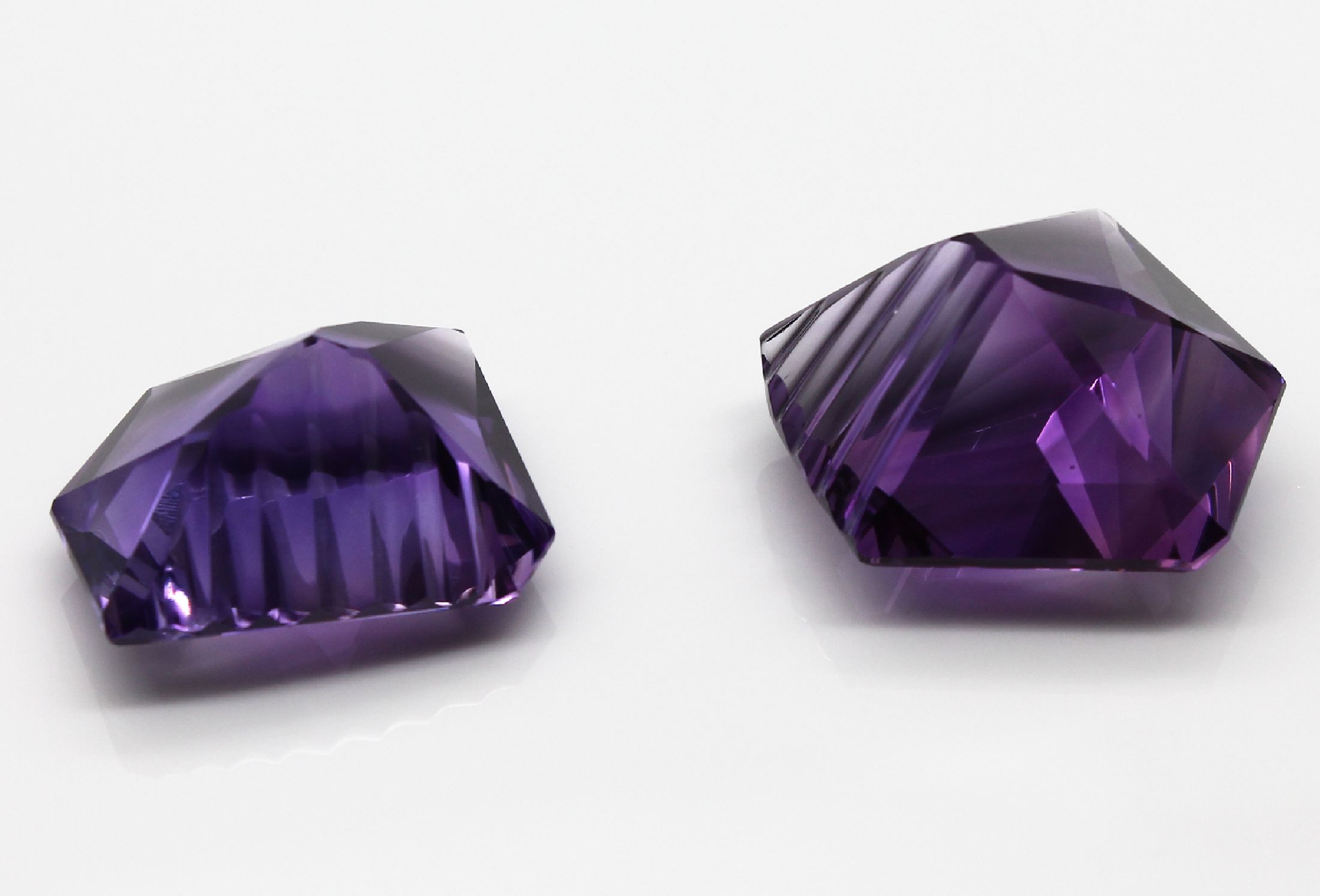 Detail a: Lot 2 lose Amethyste, ca. 122.00 ct, Idar-Obersteiner Schleifarbeit, Fantasieschliff