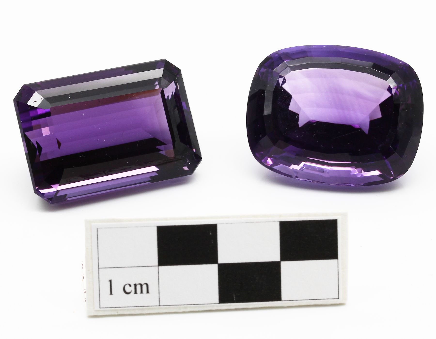Detail a: Lot 2 lose Amethyste zus. ca. 192,00 ct, Idar-Obersteiner Schleifarbeit, versch. Schliffformen und Größen