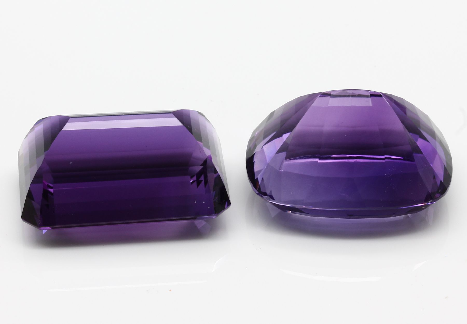 Detail b: Lot 2 lose Amethyste zus. ca. 192,00 ct, Idar-Obersteiner Schleifarbeit, versch. Schliffformen und Größen