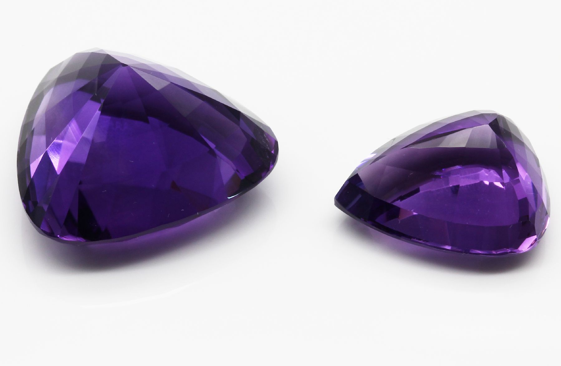 Detail a: Lot 2 lose Amethyste zus. ca. 163,00 ct, Idar-Obersteiner Schleifarbeit, versch. Schliffformen und Größen