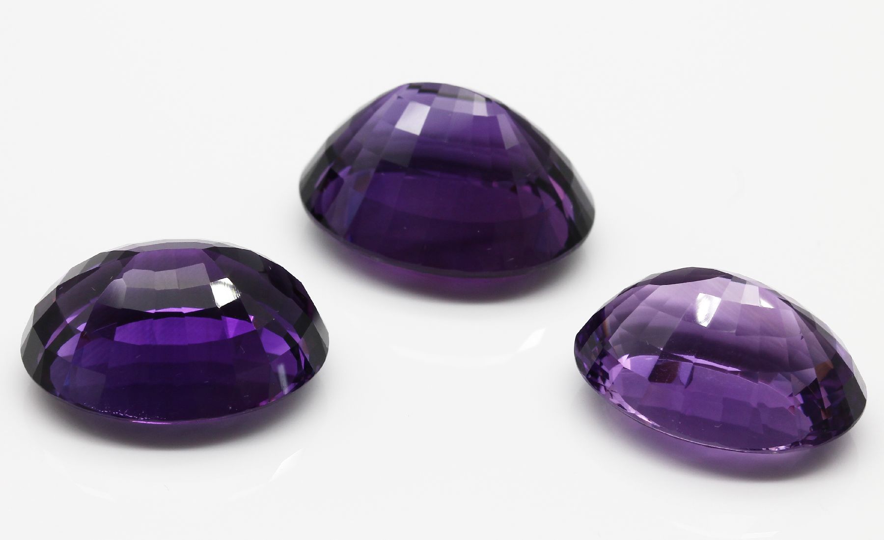 Detail a: Lot 3 lose Amethyste zus. ca. 132,00 ct, Idar-Obersteiner Schleifarbeit, ovalfacett.