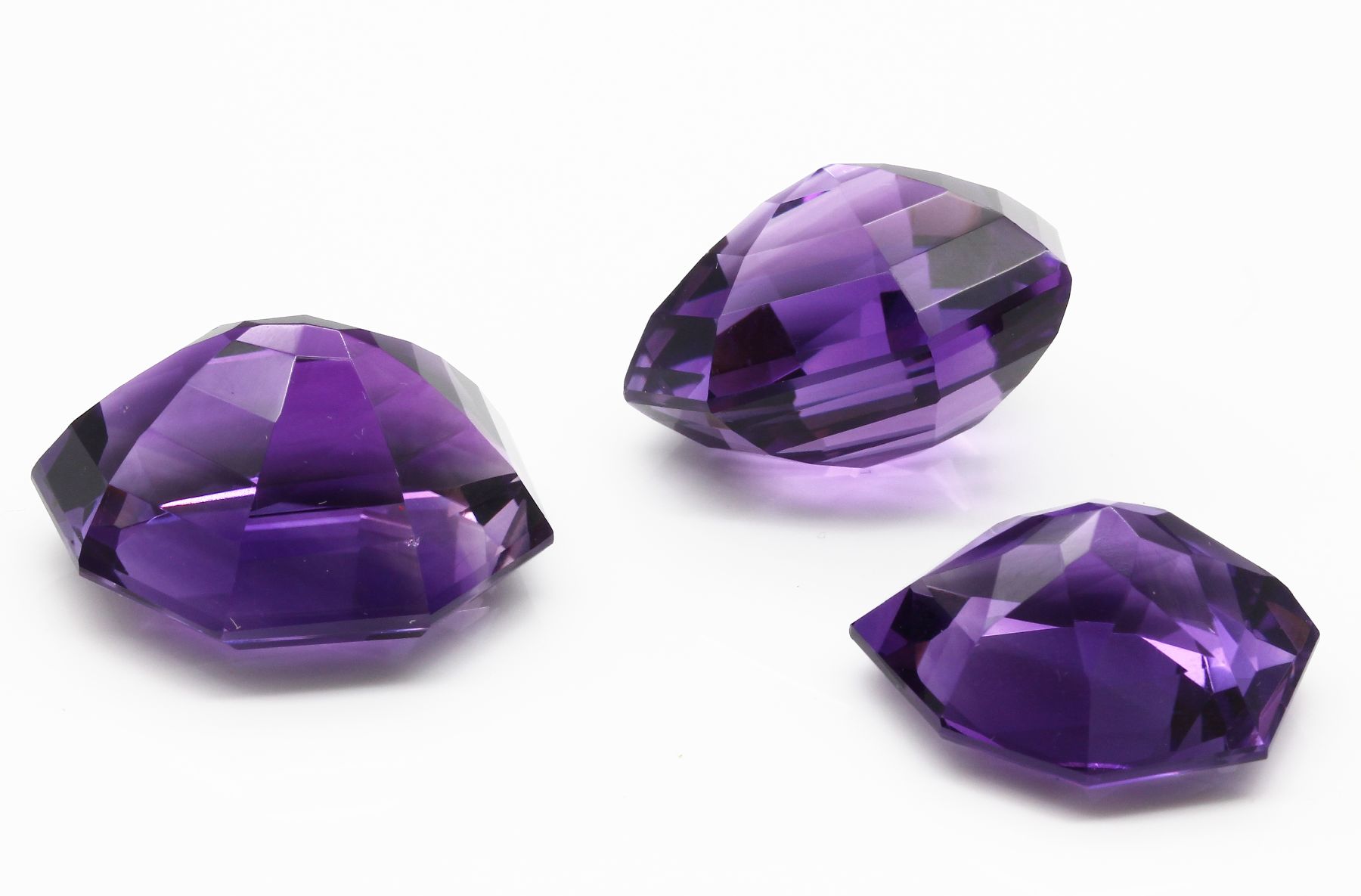 Detail a: Lot 3 lose Amethyste zus. ca. 133,00 ct, Idar-Obersteiner Schleifarbeit, Fantasieschliff in versch. Größen