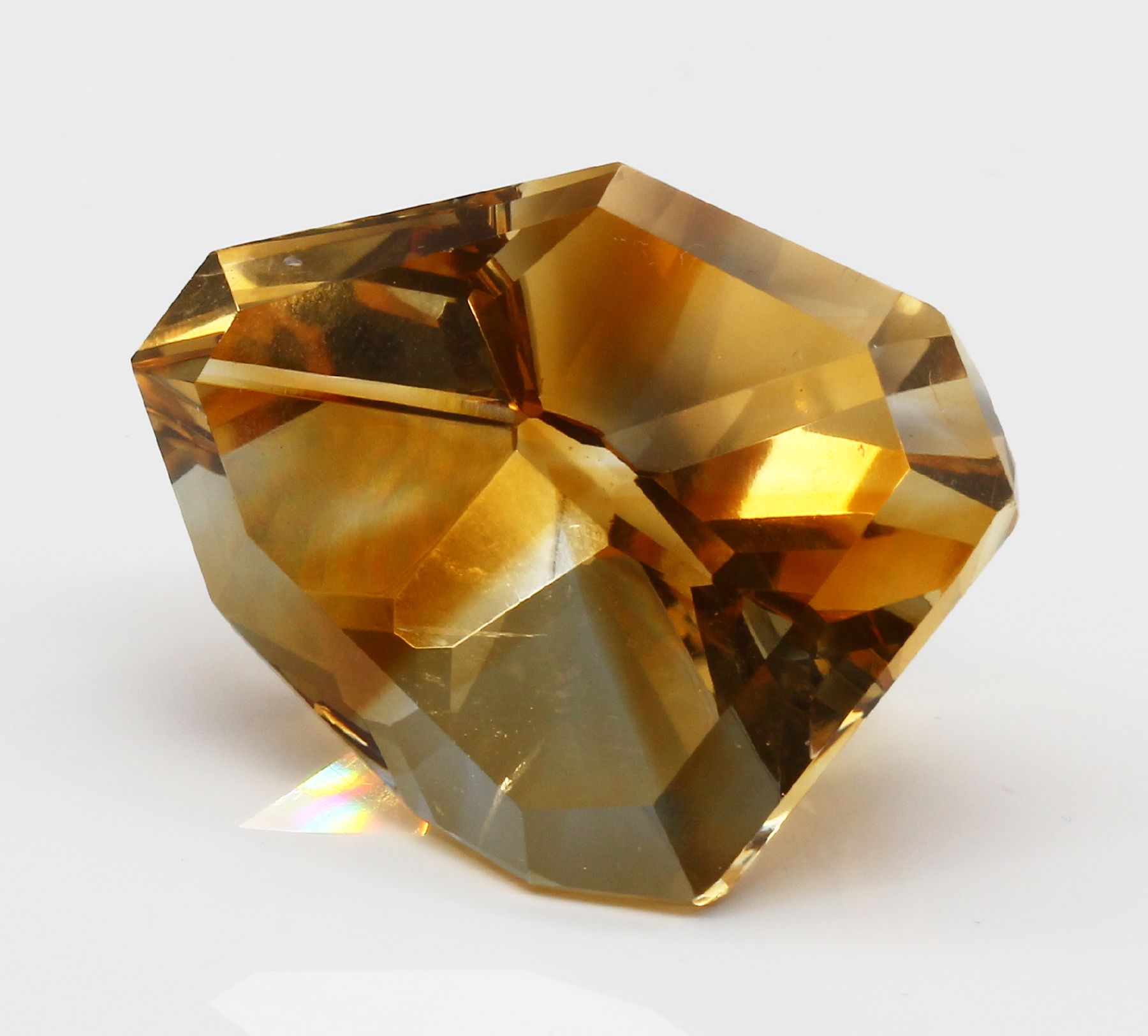 Detail a: Loser Citrin ca. 162,00 ct, Idar- Obersteiner Schleifarbeit, Fantasieschliff