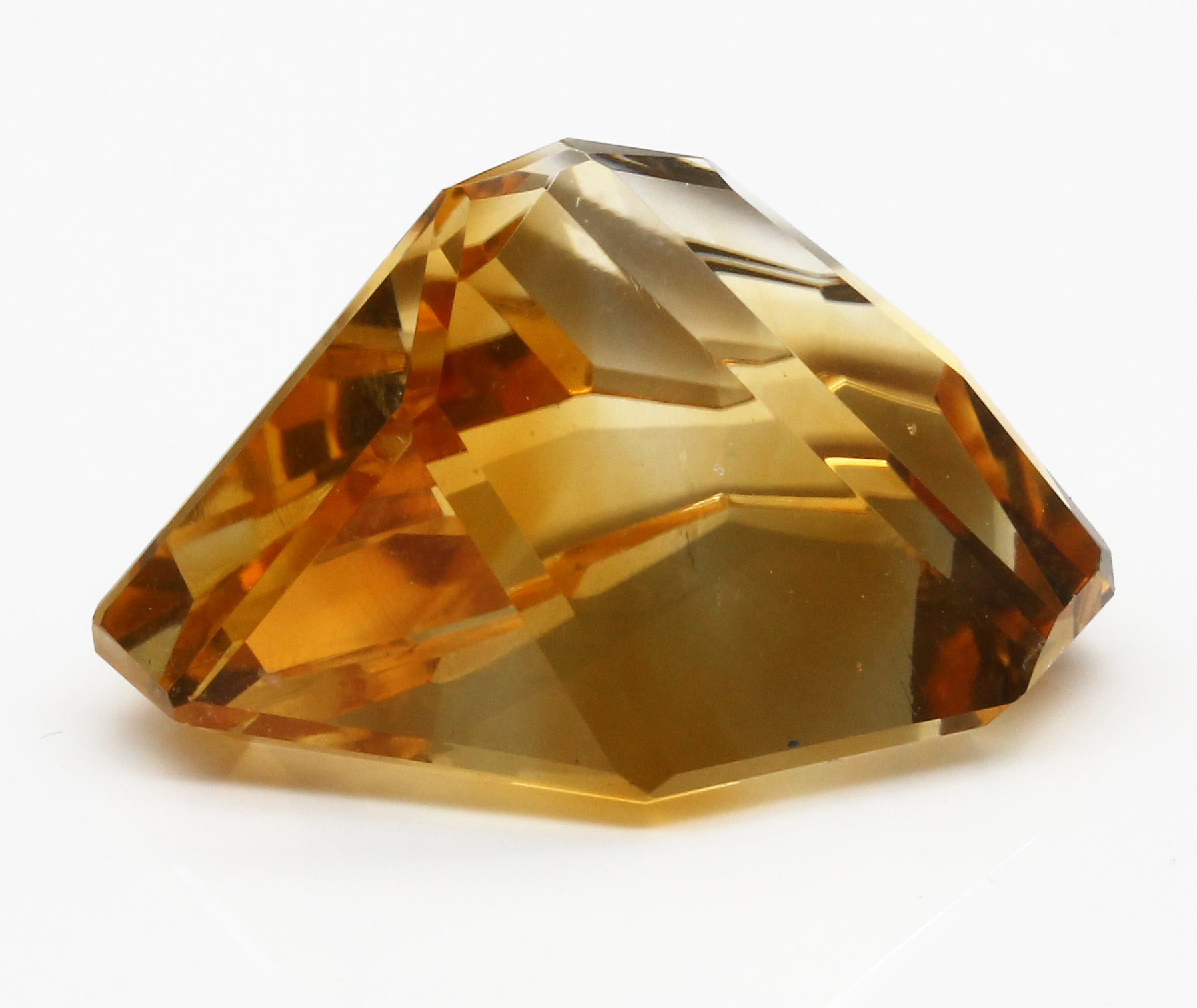 Detail b: Loser Citrin ca. 162,00 ct, Idar- Obersteiner Schleifarbeit, Fantasieschliff