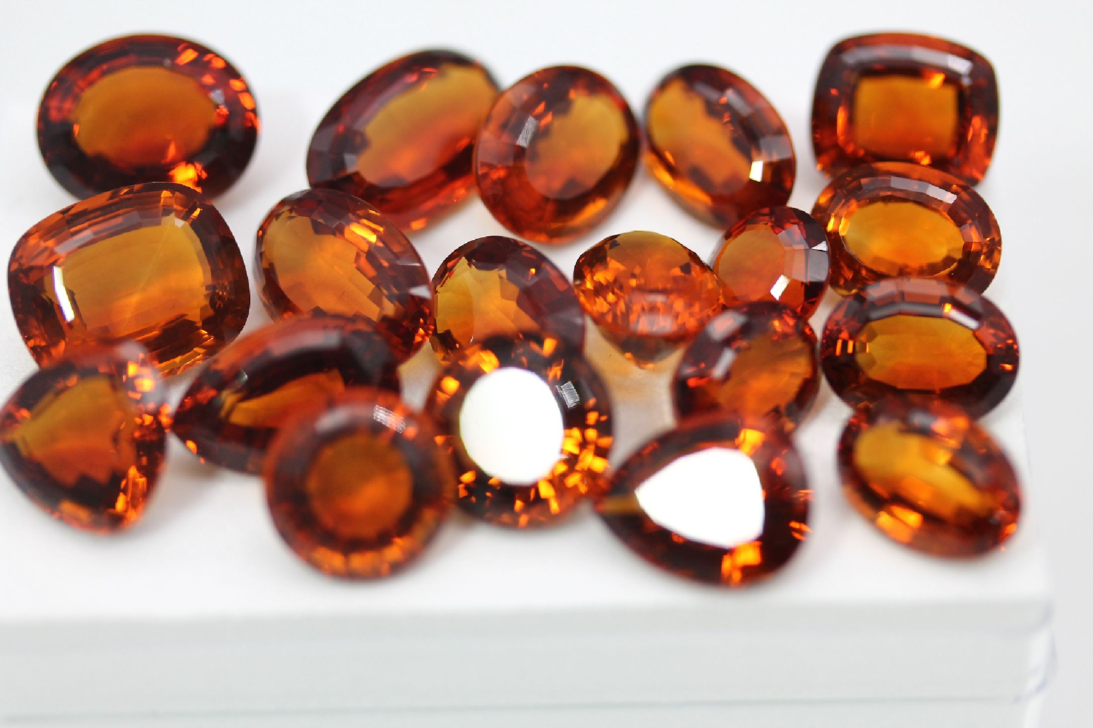 Detail b: Lot lose Citrine ca. 195,00 ct, Schleifarbeit aus Idar-Oberstein, versch. Schliffformen und Größen