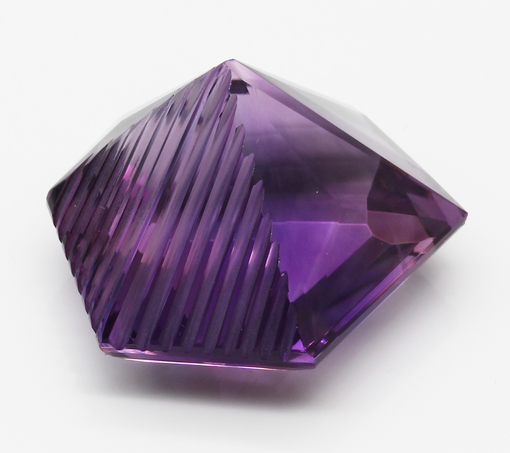 Detail b: Loser Amethyst ca. 78,00 ct , Idar- Obersteiner Schleifarbeit, hexagonaler Fantasieschliff